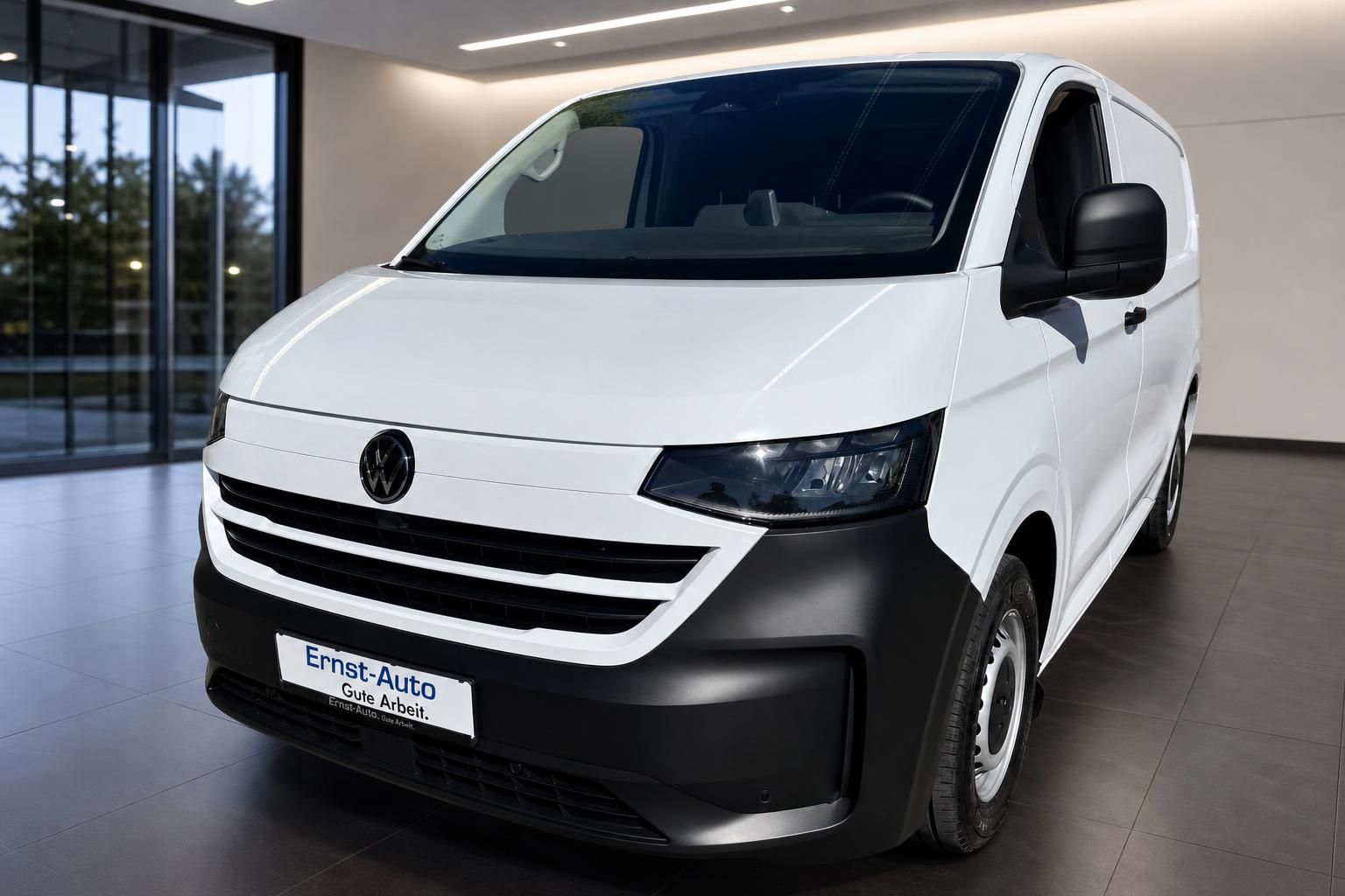 VW Transporter weiß Frontansicht Kastenwagen im Showroom