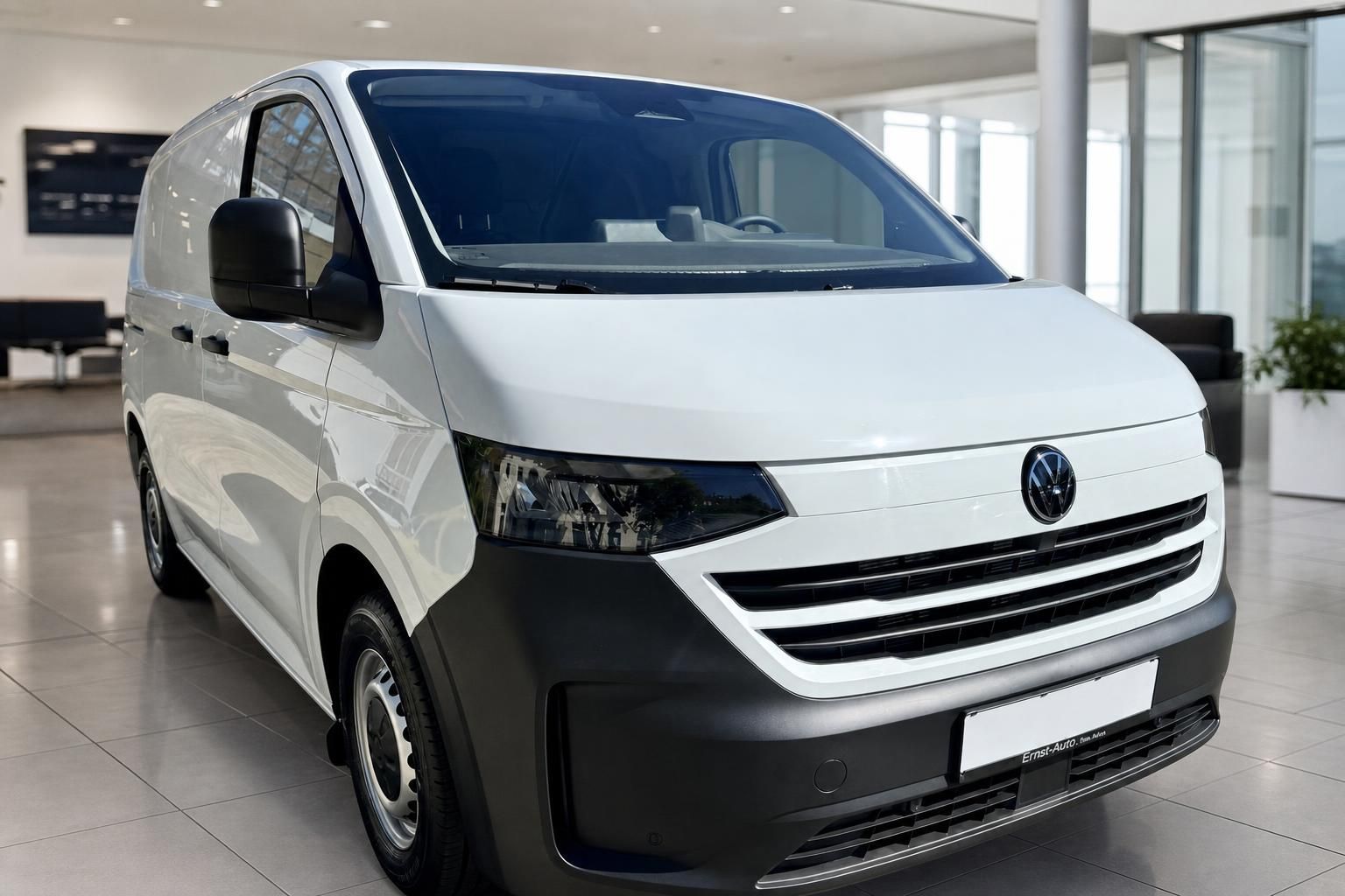 Weißer VW Transporter Frontansicht im Autohaus Showroom