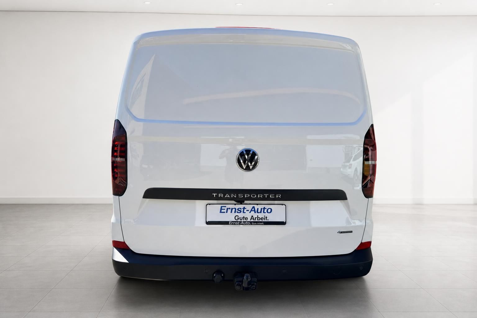 VW Transporter weiß Heckansicht mit Anhängerkupplung im Autohaus