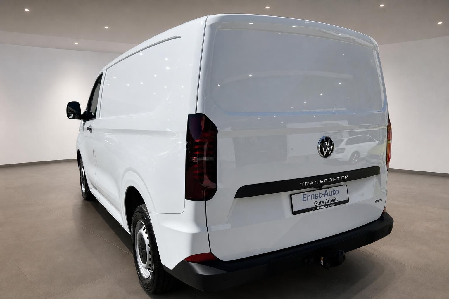 VW Transporter weiß Heck-Seitenansicht im Autohaus Ernst-Auto