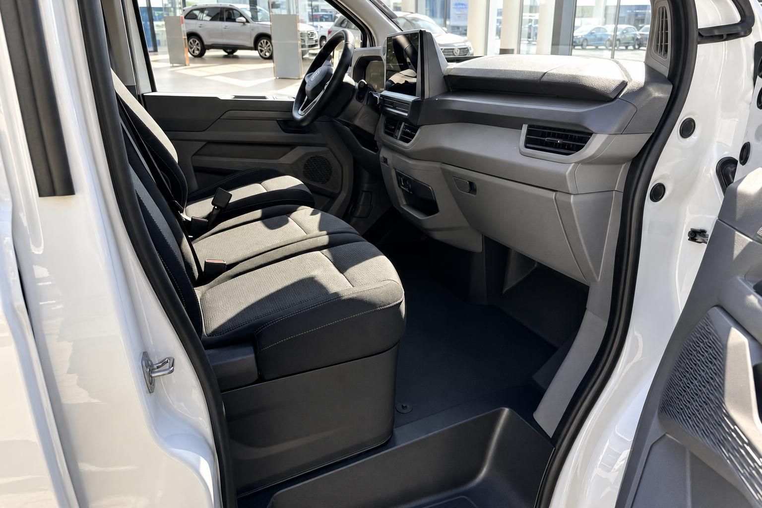 VW Transporter Innenraum mit Sitzbank und Cockpit im Autohaus