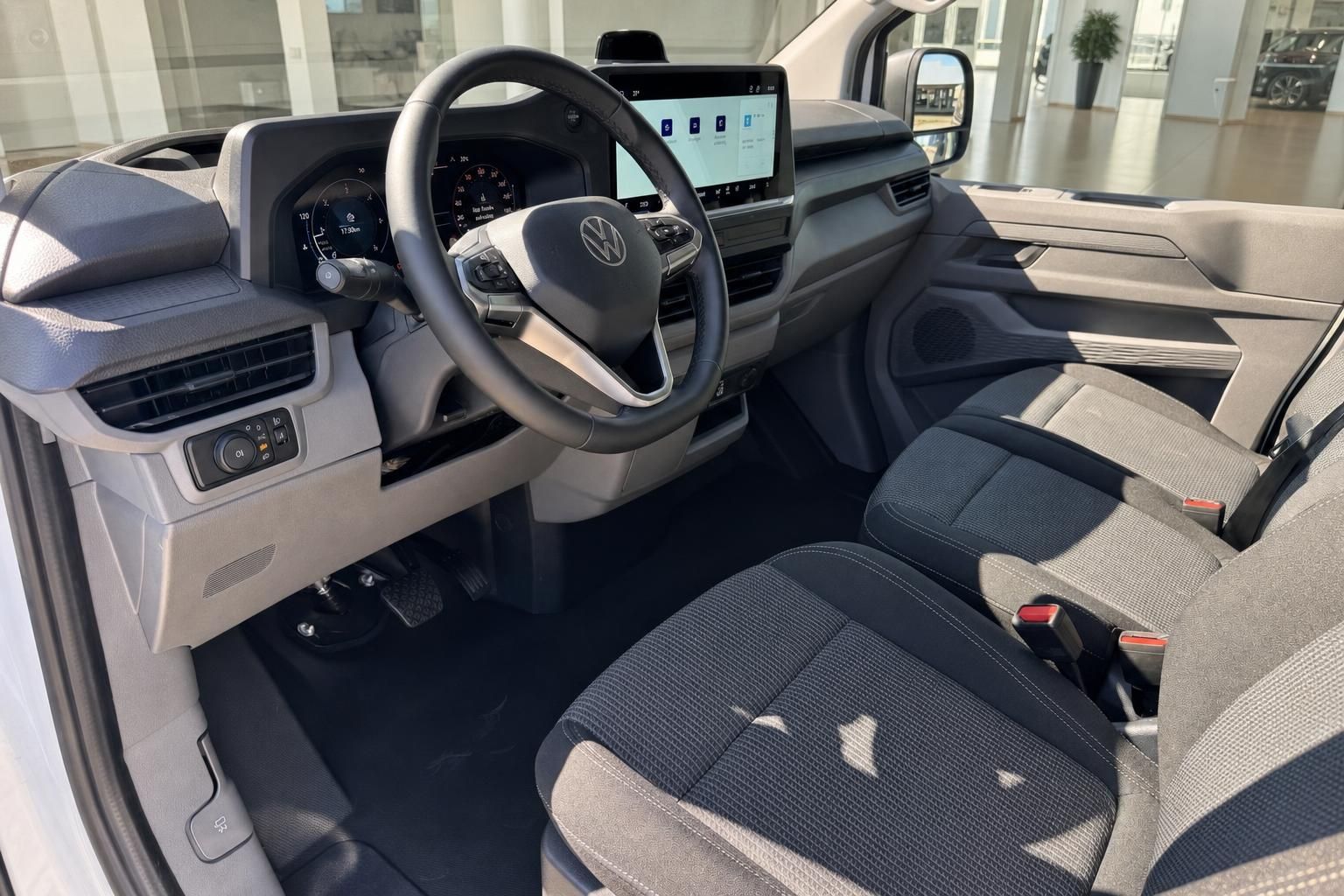 VW Cockpit mit Lenkrad, Digitaltacho und Sitzen im Detail