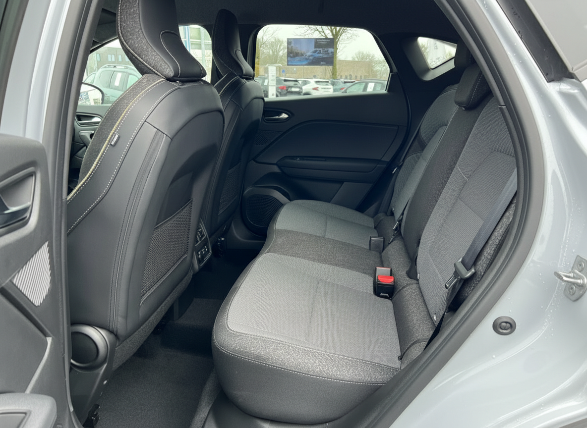 Innenraum Rücksitzbank eines modernen SUV mit schwarzen Ledersitzen und grauen Stoffsitzen