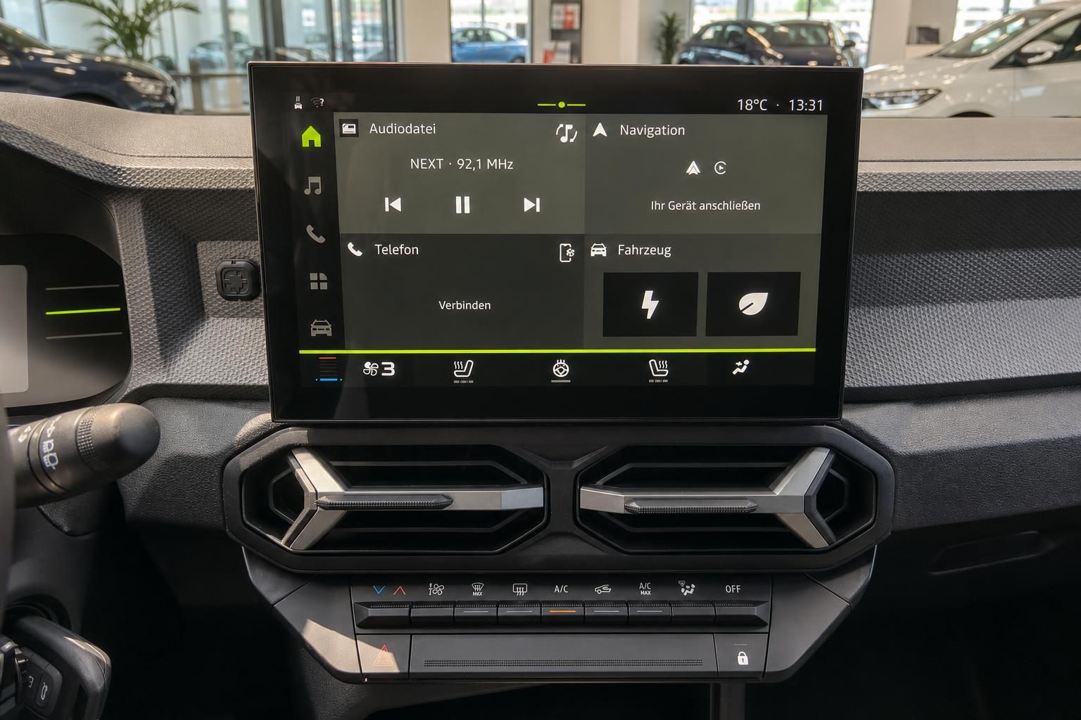 Modernes Infotainment-Display im Fahrzeuginnenraum mit Navigation und Audiofunktionen