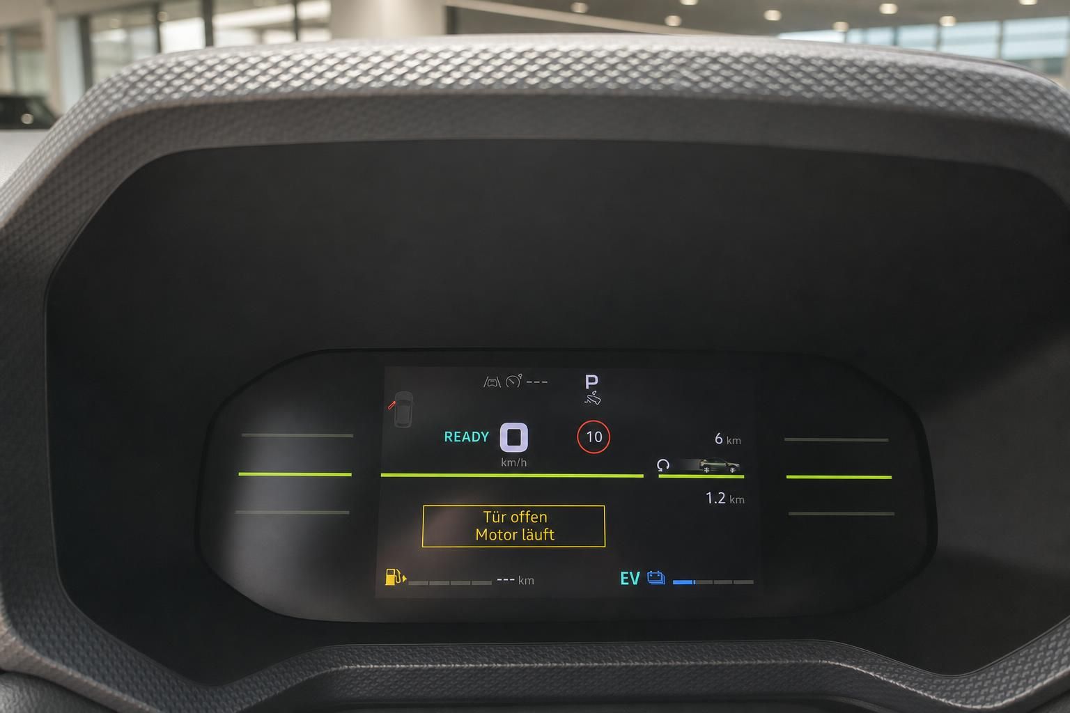 Digitales Kombiinstrument mit Geschwindigkeitsanzeige und Elektrofahrzeug-Status im Display