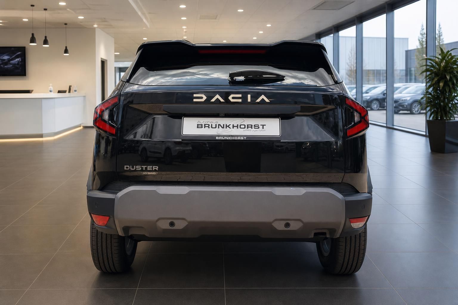 Dacia Duster Hybrid - Heckansicht mit DACIA Schriftzug im Autohaus