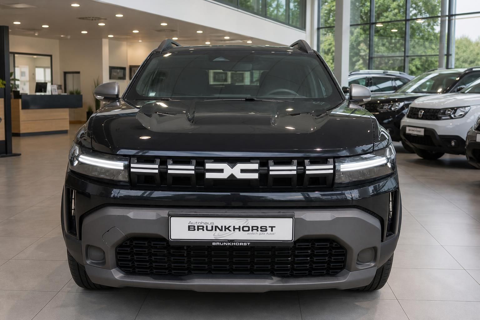 Dacia SUV Frontansicht - schwarzes Fahrzeug im modernen Autohaus