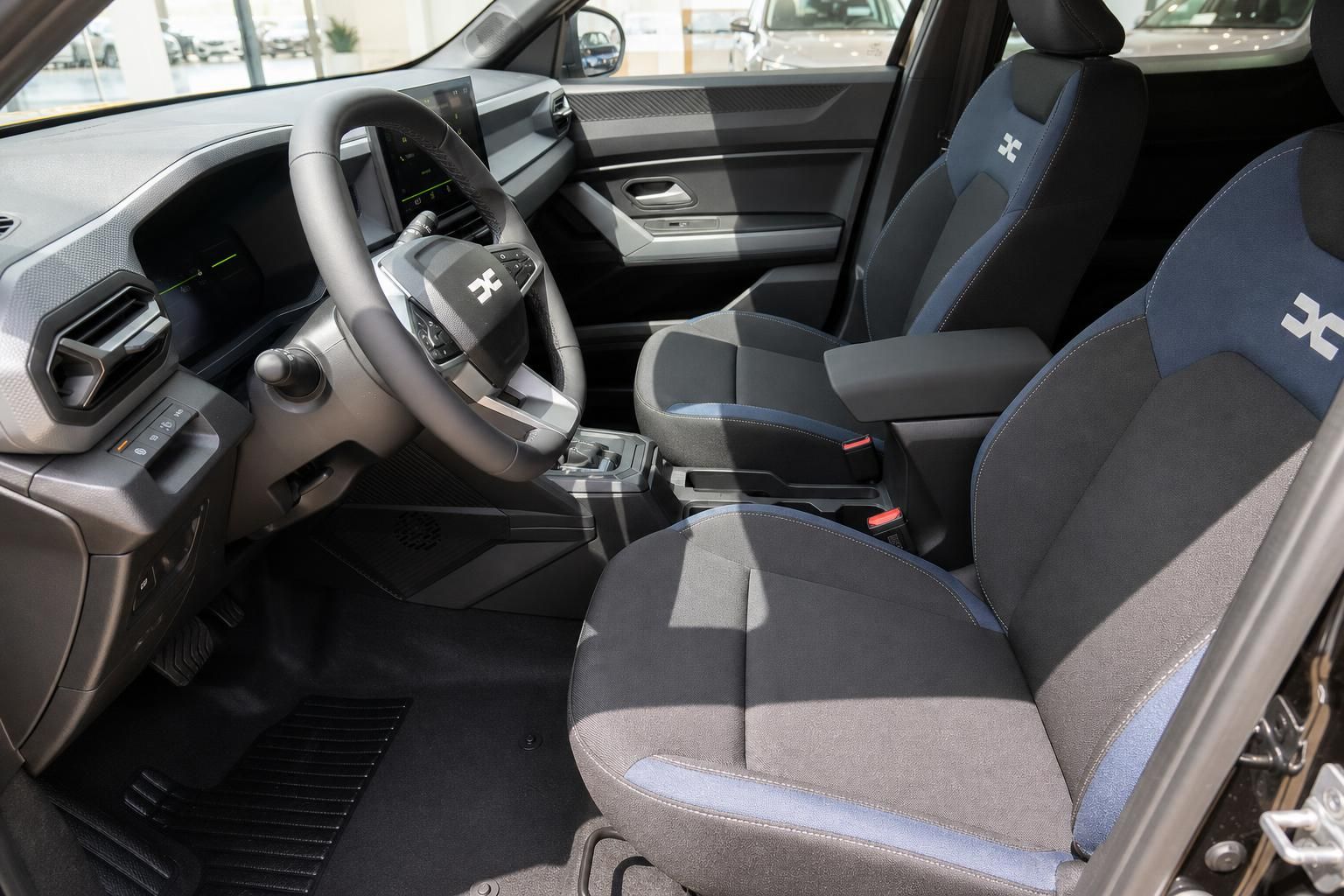 Dacia Innenraum mit Lenkrad, Sitze und Armaturenbrett - Fahrersicht