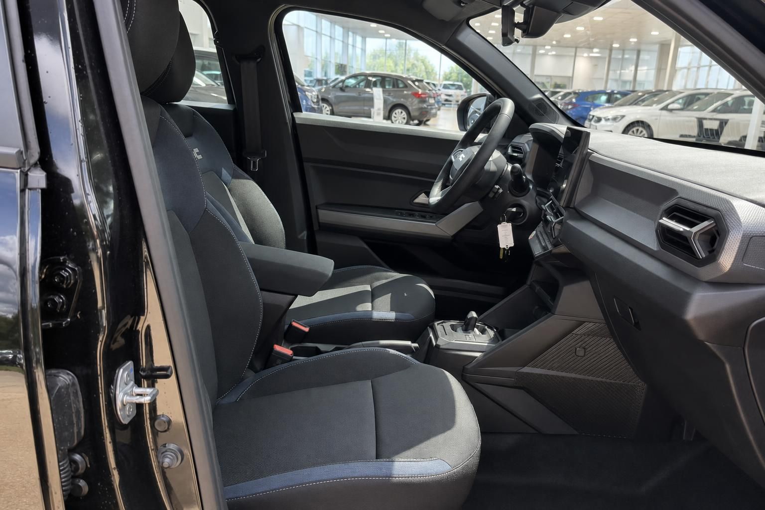 Innenraum Fahrzeug mit grauen Sitzen, Automatikgetriebe und modernem Armaturenbrett