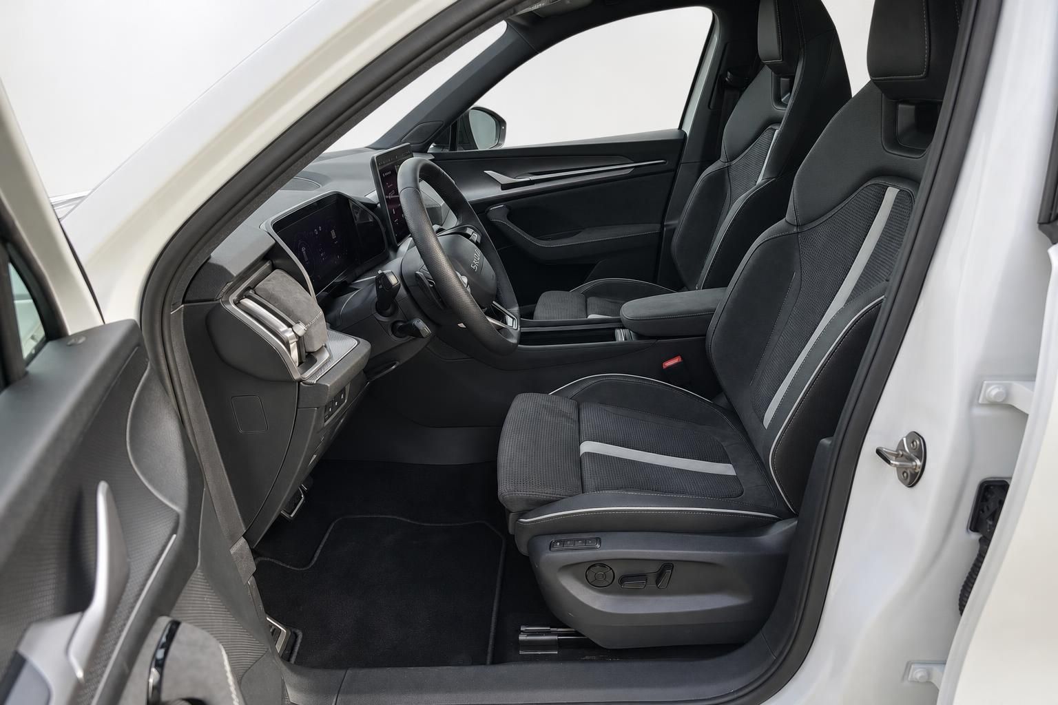 Fahrersitz und Cockpit des Skoda mit Lenkrad und Display