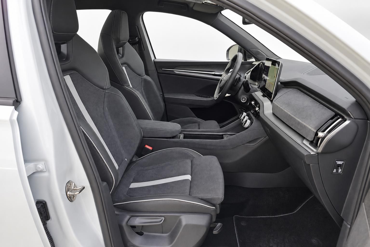 Innenraum Skoda mit schwarzen Sportsitzen und Cockpit