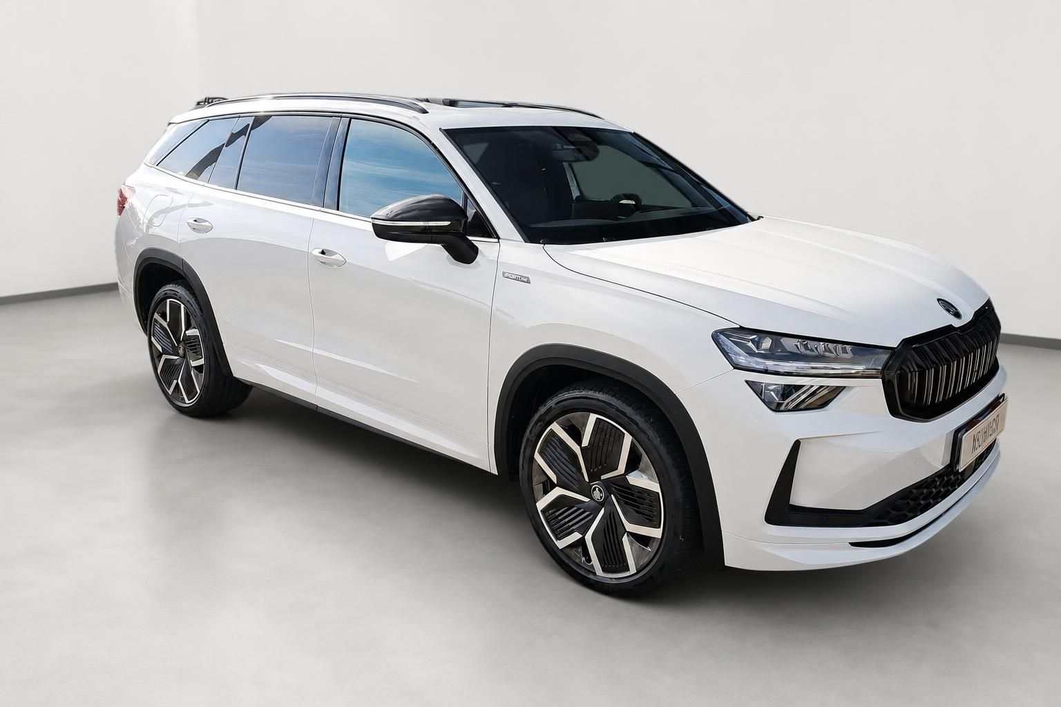 Skoda Kodiaq weiß in Frontansicht seitlich im Studio