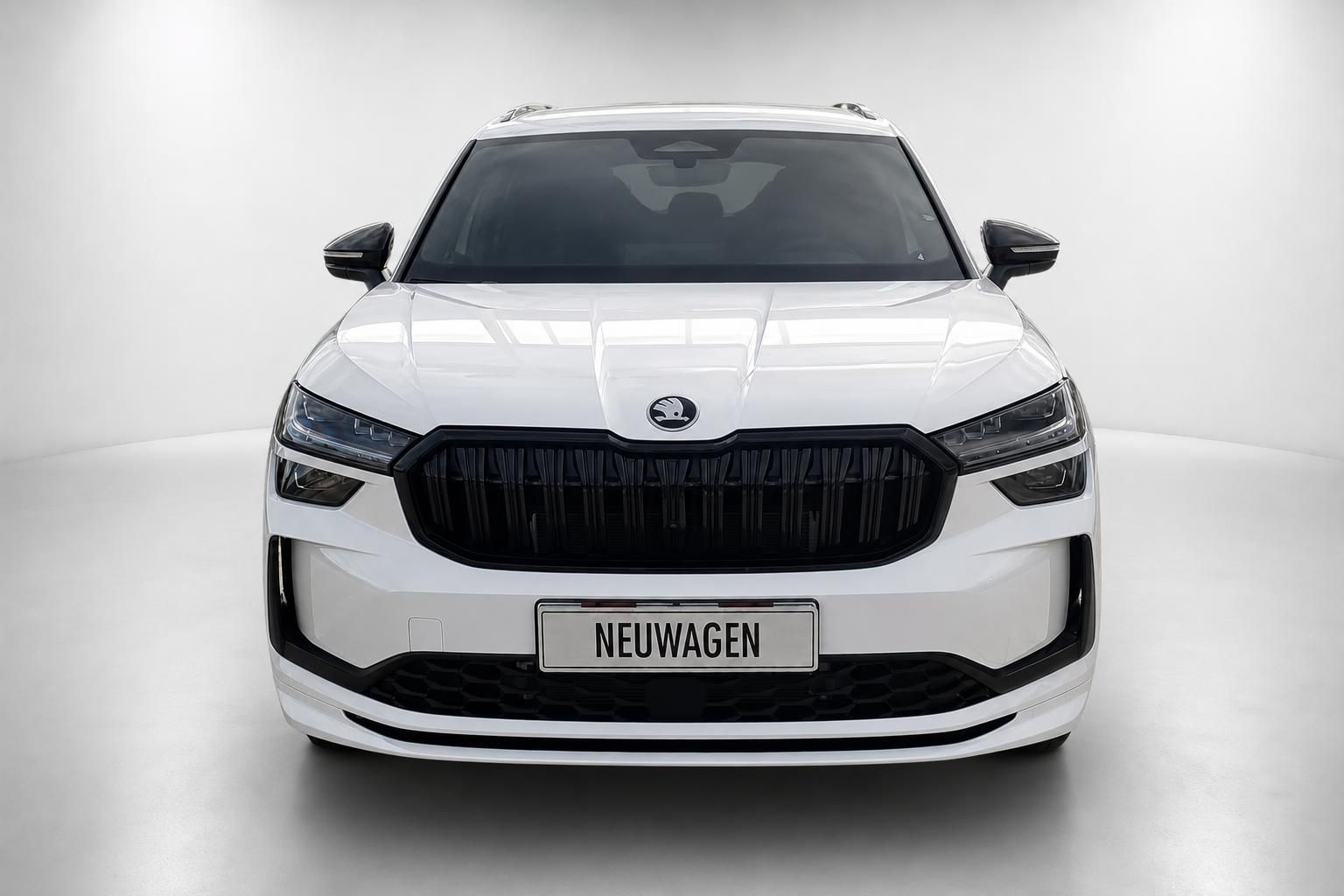 Skoda Kodiaq weiß Frontalansicht mit Kühlergrill im Studio