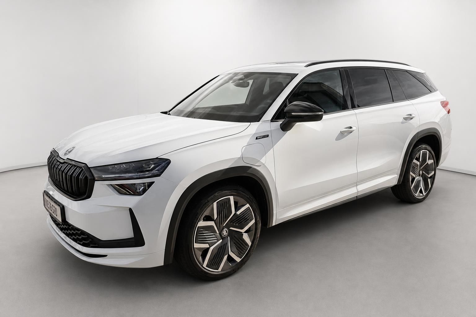 Skoda Kodiaq weiß SUV Frontansicht schräg im Studio