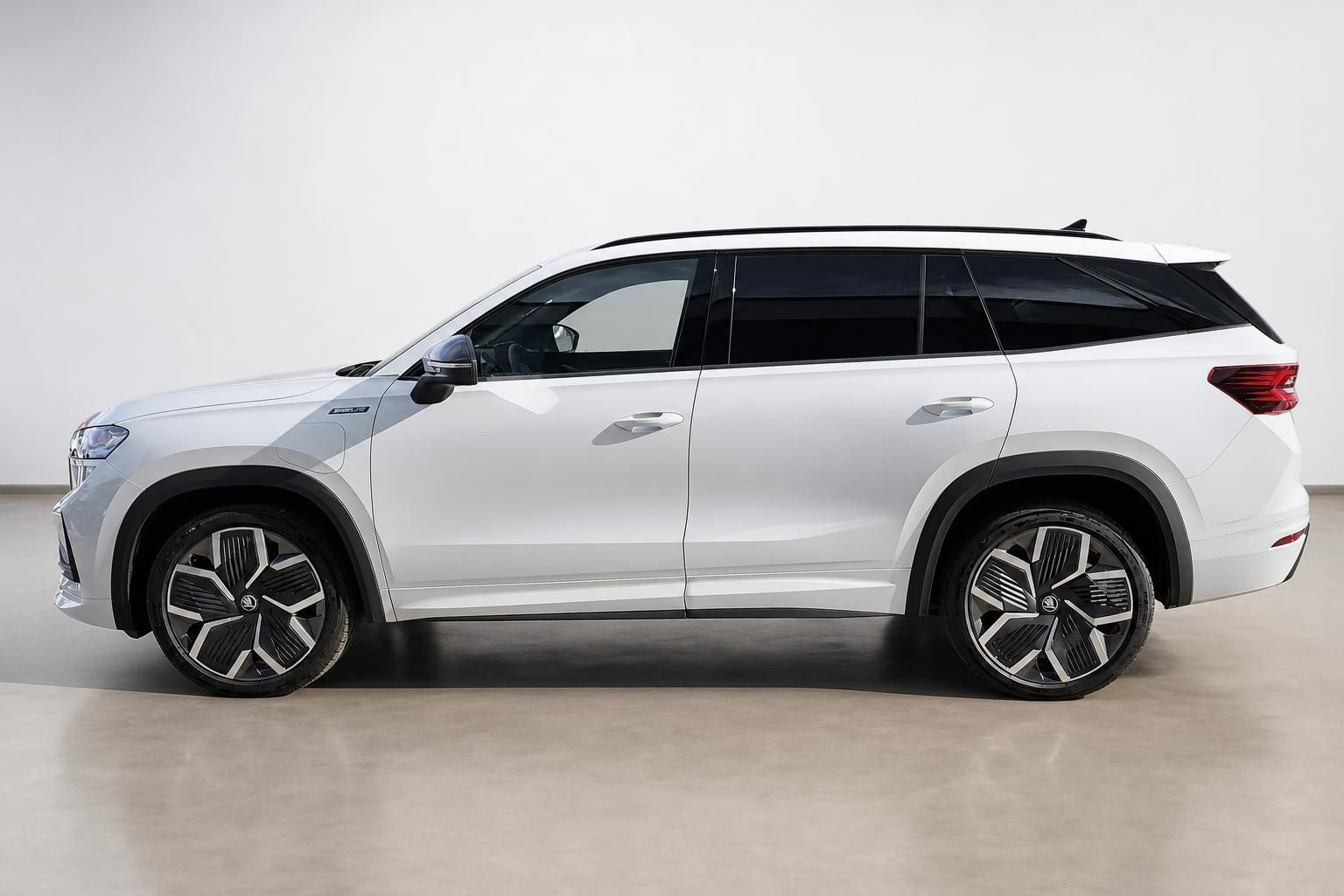 Skoda Kodiaq weiß Seitenansicht komplett im Studio