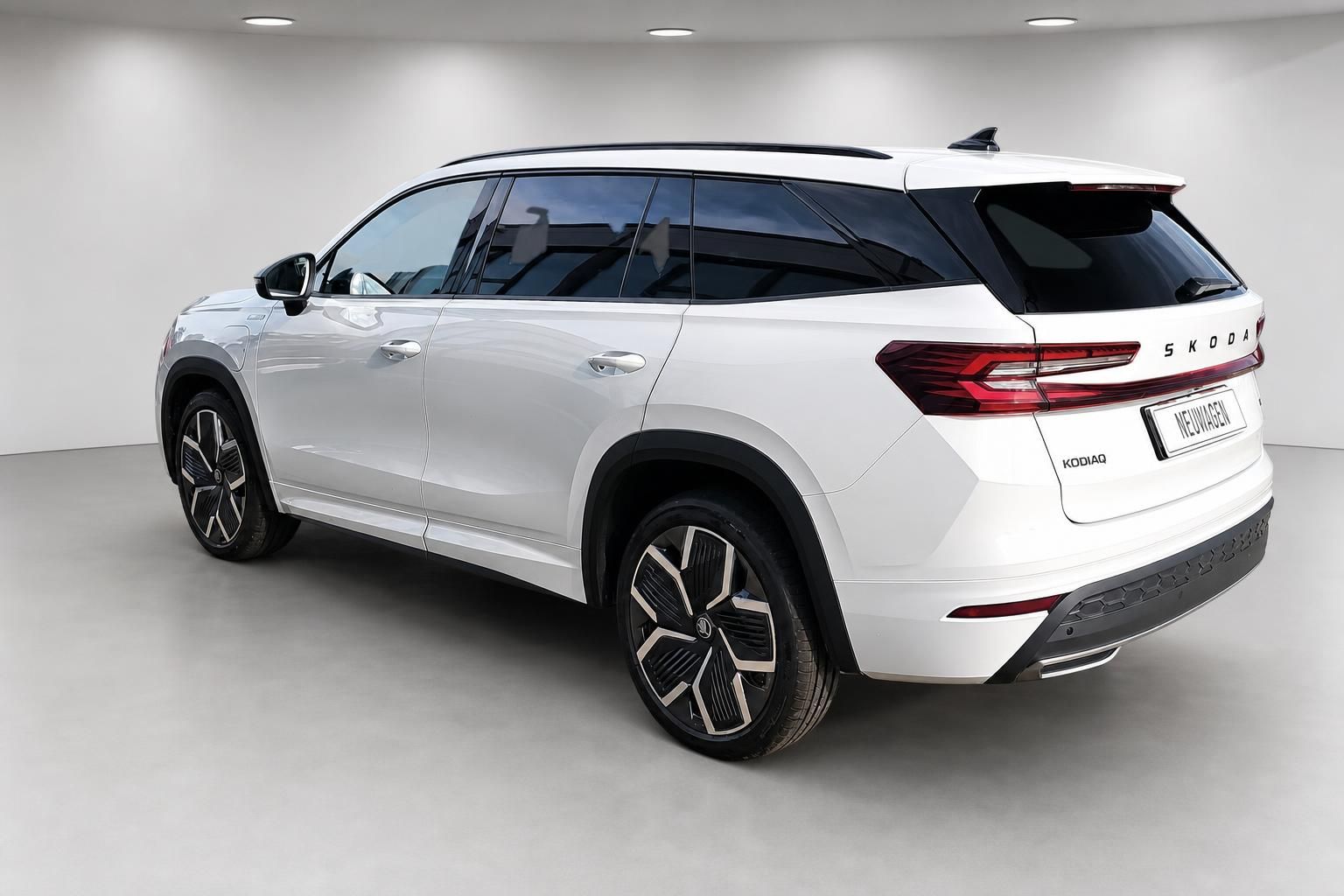 Skoda Kodiaq weiß Heckansicht schräg im Studio