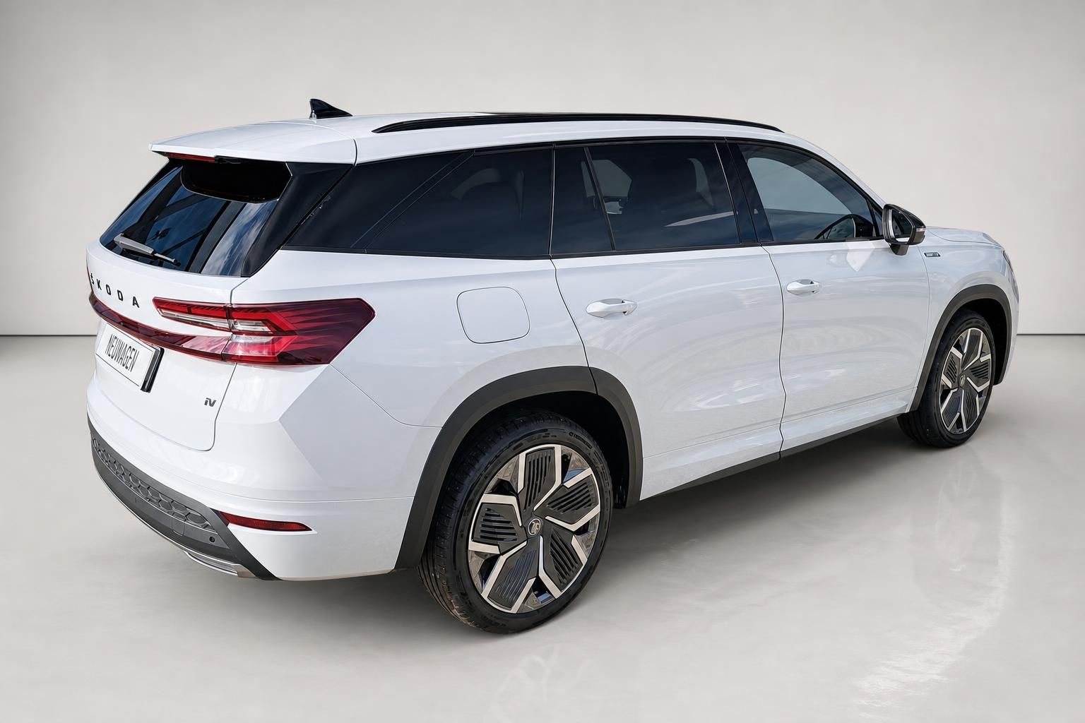 Skoda Kodiaq weiß, Seiten-Heckansicht im Studio