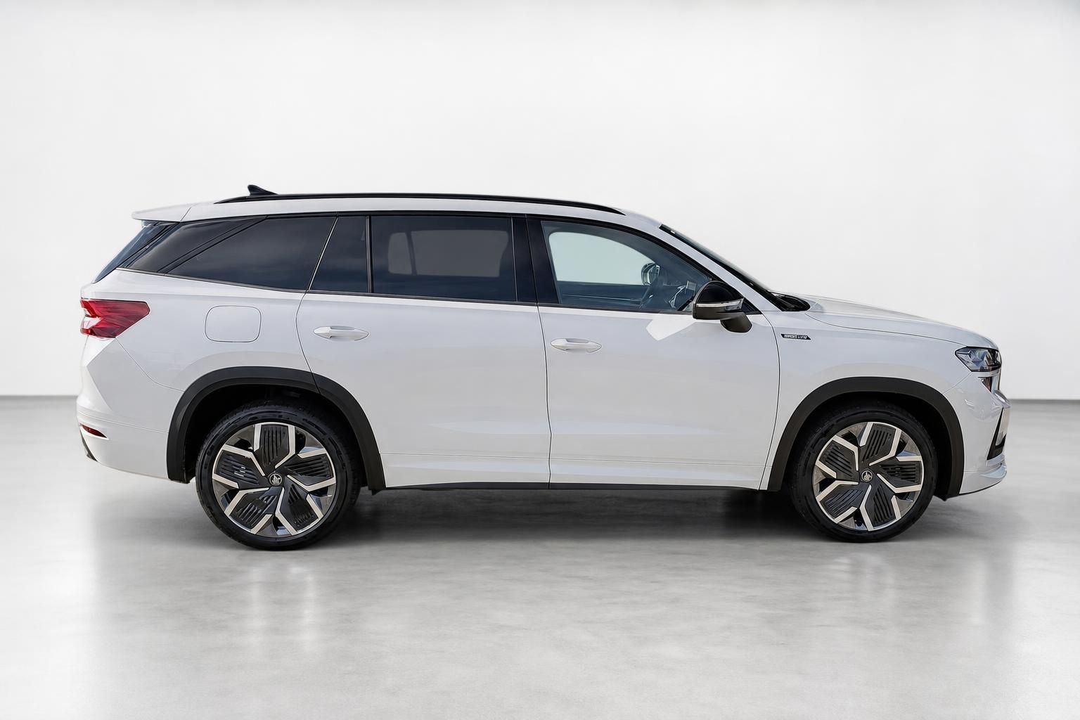 Skoda Kodiaq weiß, Seitenansicht im Studio