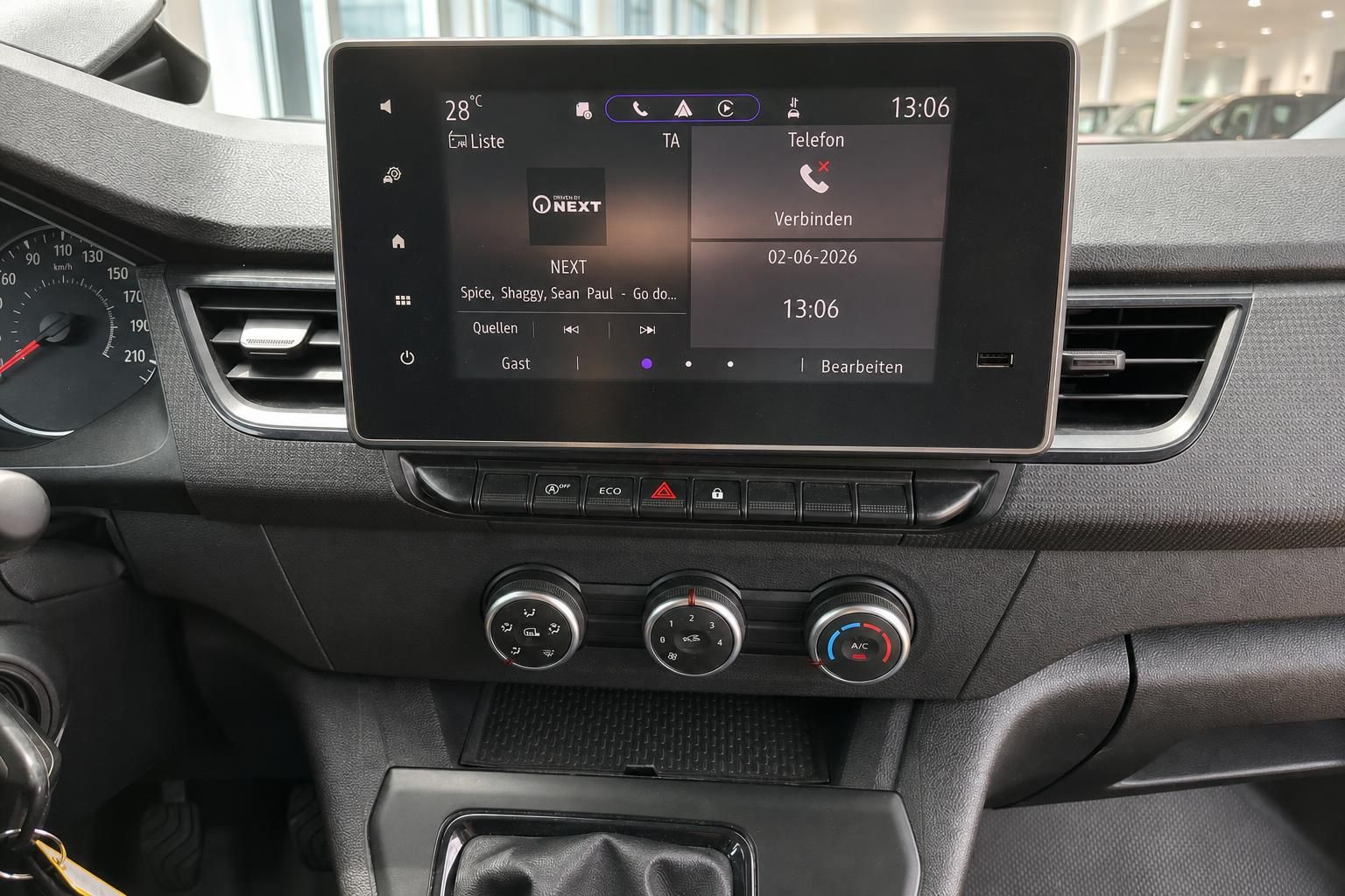 Fahrzeug-Infotainment-Display mit Navigationssystem und Klimaanlage-Bedienung