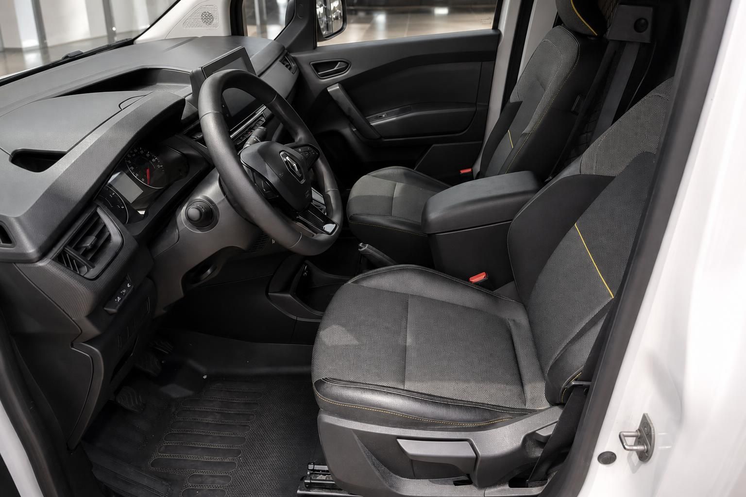 Renault Kangoo Innenraum Fahrersitz mit schwarzer Ausstattung und Stoffsitzen
