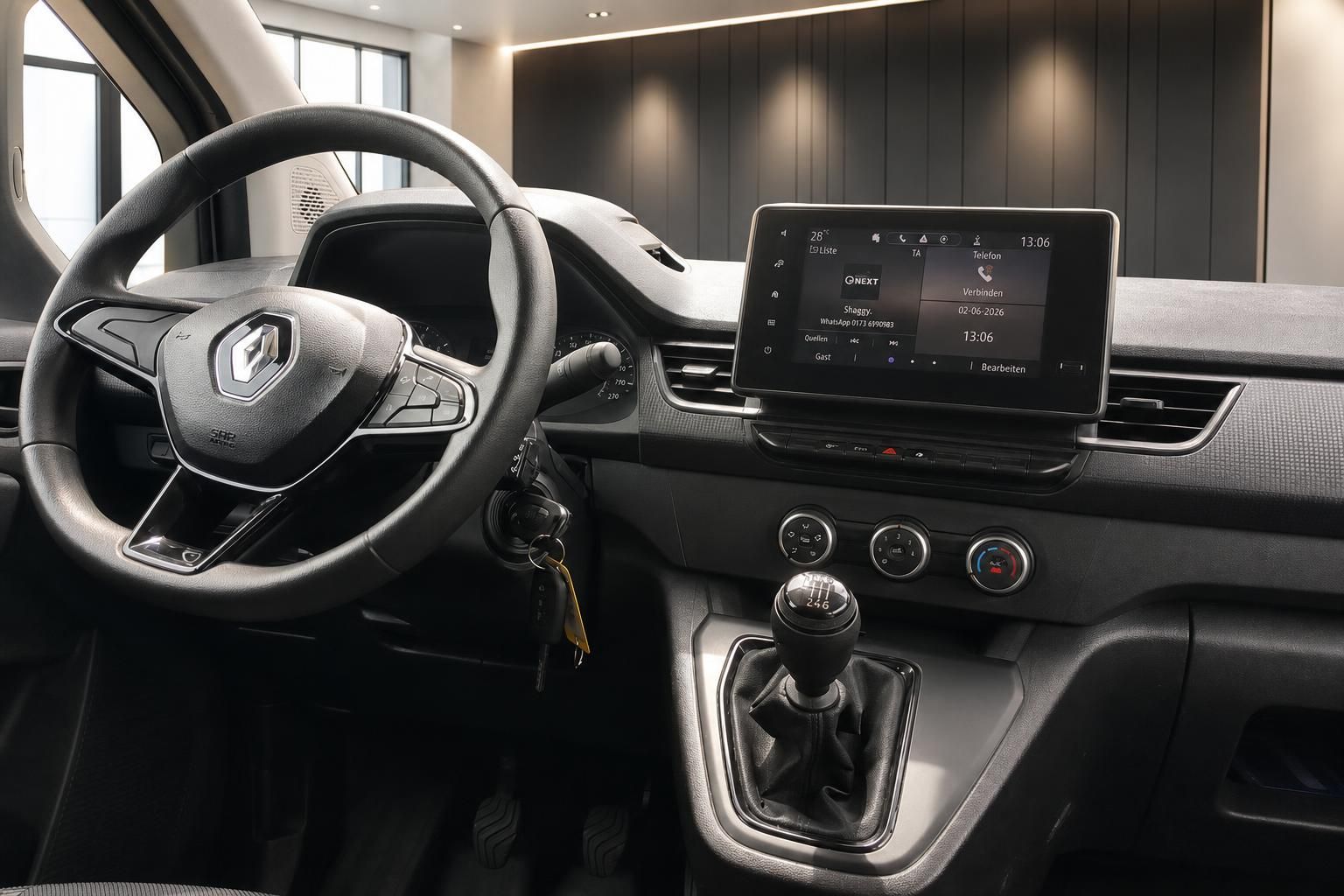 Renault Kangoo Cockpit mit Lenkrad, Touchscreen Display und Schaltknauf im Innenraum
