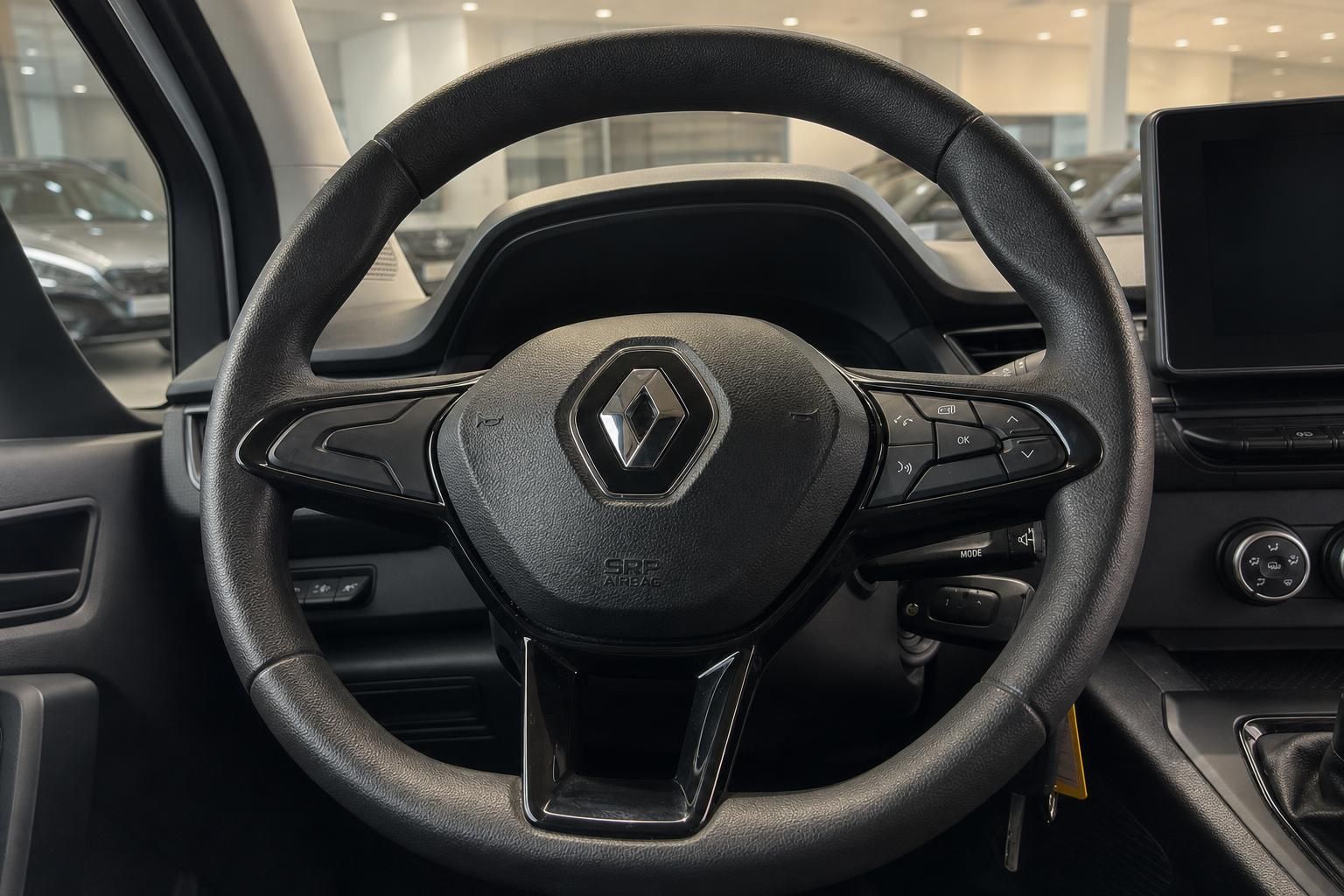 Renault Lenkrad mit Multifunktionstasten und Airbag im modernen Fahrzeuginterieur