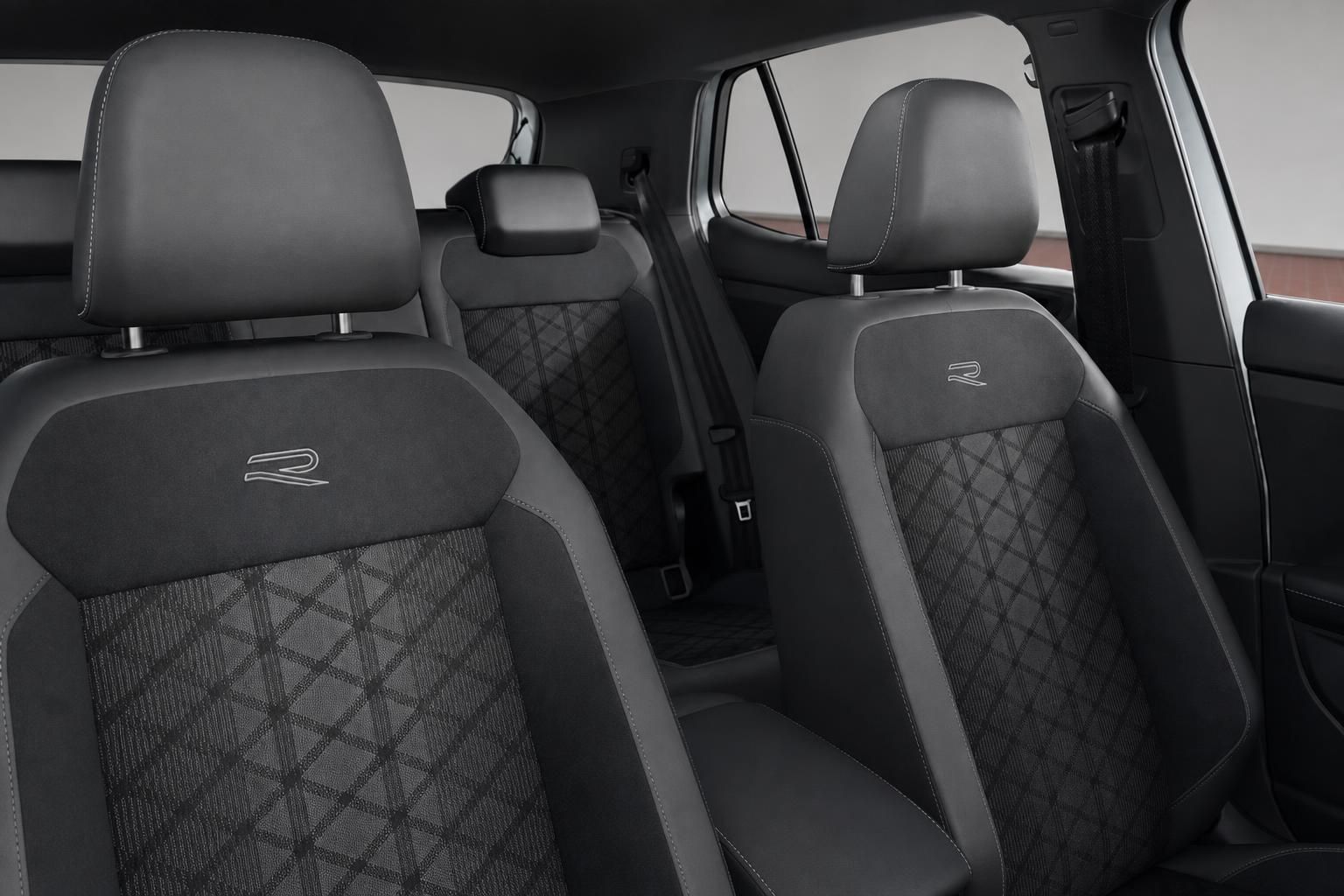 VW T-Cross Innenraum mit R-Line Sportsitzen und hochwertiger Polsterung