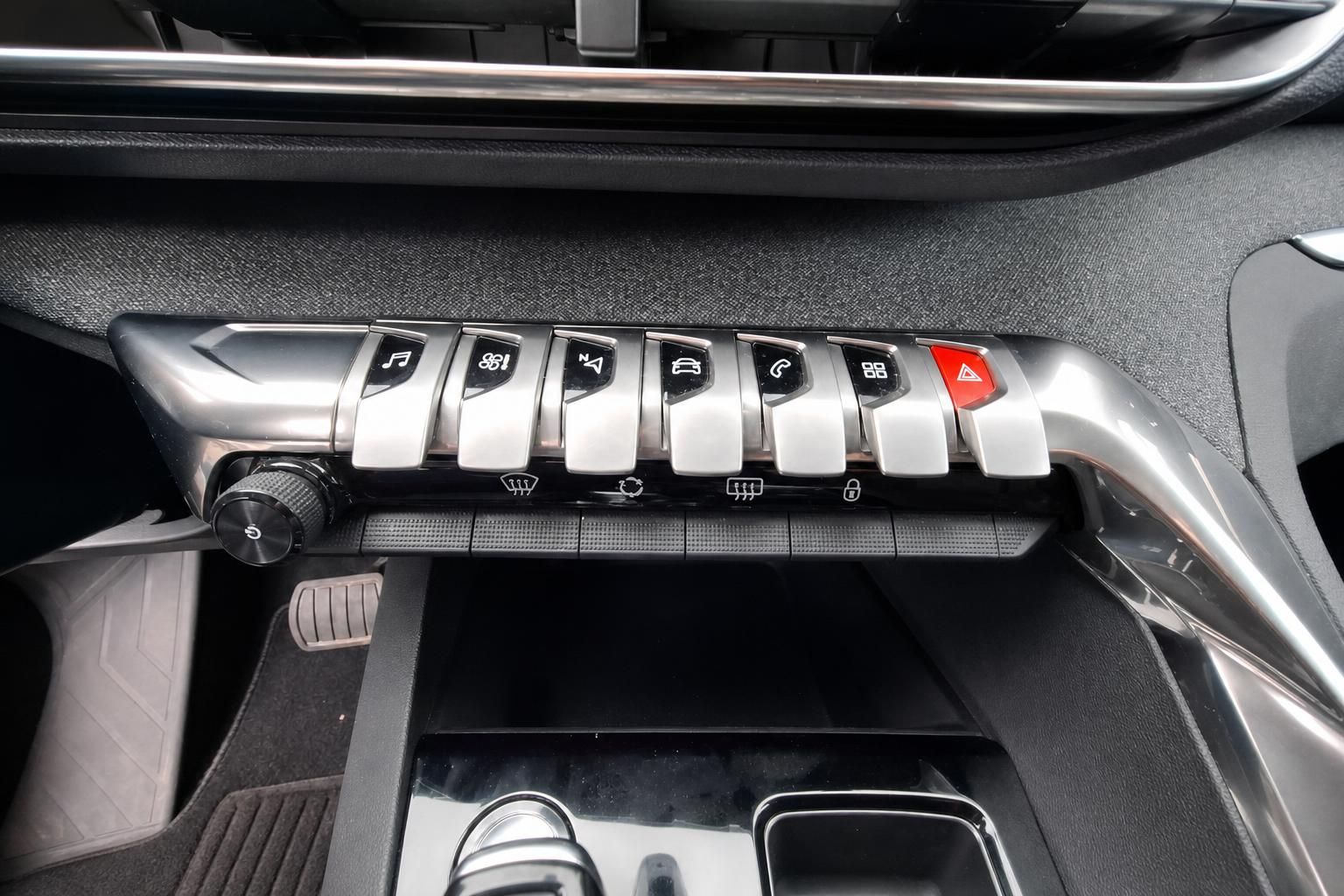 Bedienelemente und Schalterleiste im Fahrzeug Cockpit Nahaufnahme