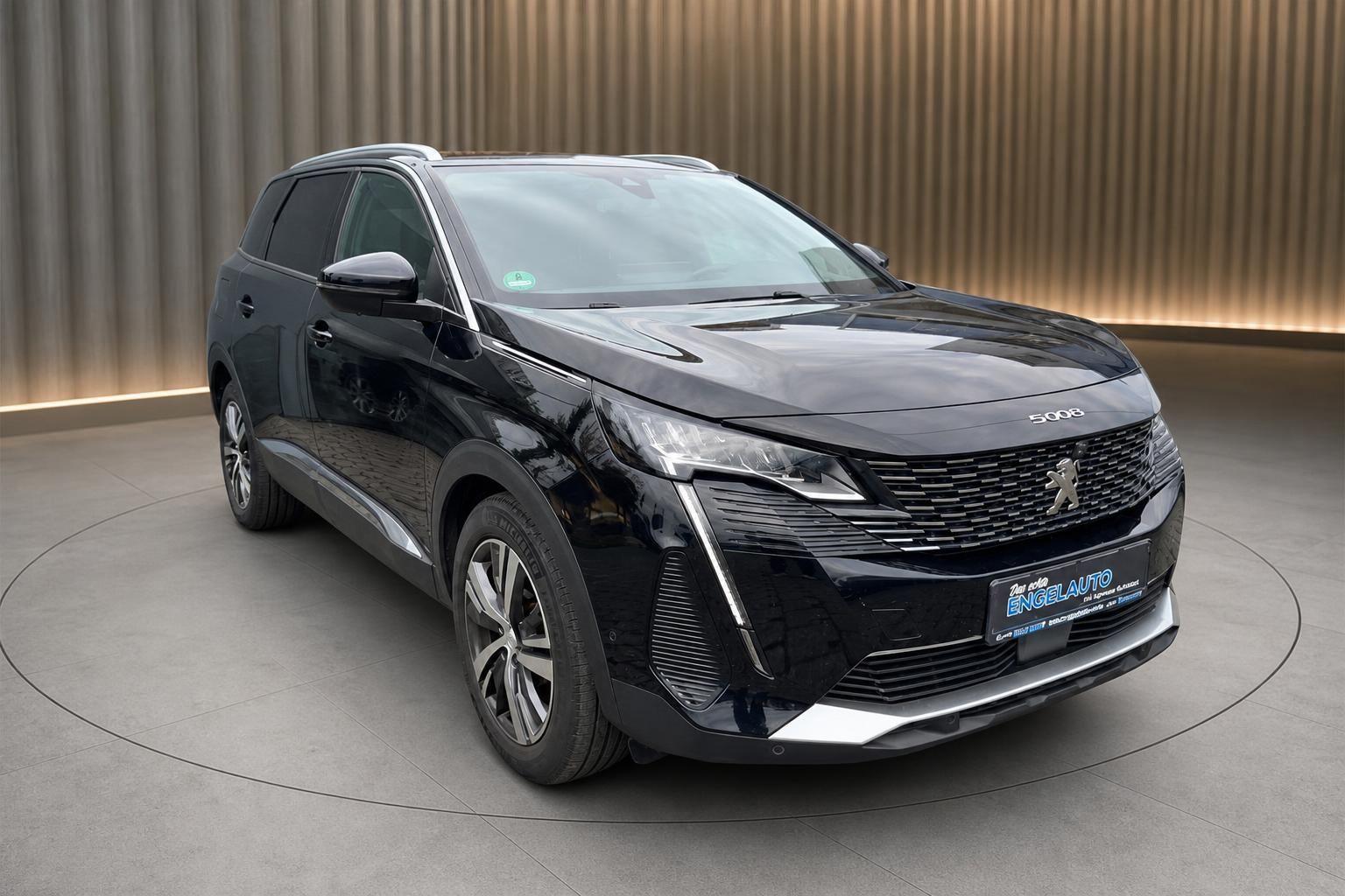 Peugeot 5008 schwarz SUV Frontansicht seitlich im Showroom