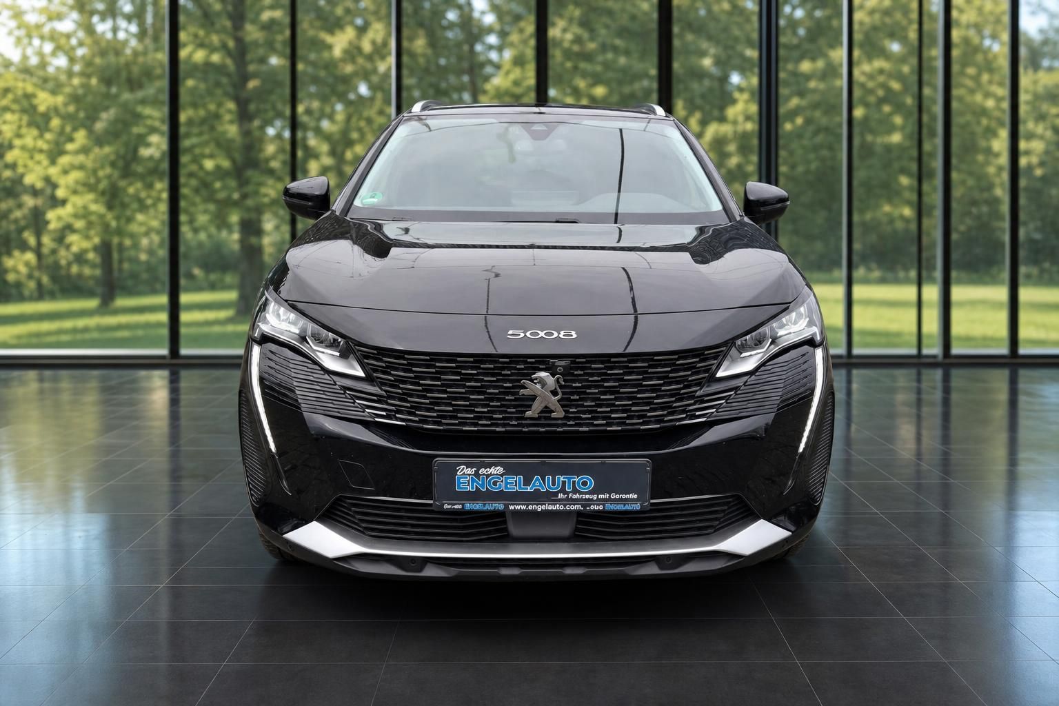 Peugeot 5008 schwarz Frontansicht mit Kennzeichenhalter Engelauto