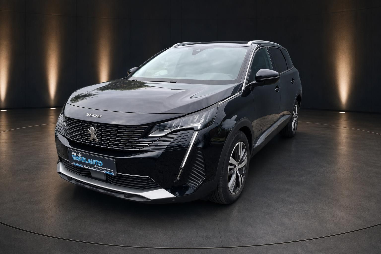Peugeot 5008 schwarz Frontansicht SUV mit Panoramadach im Showroom