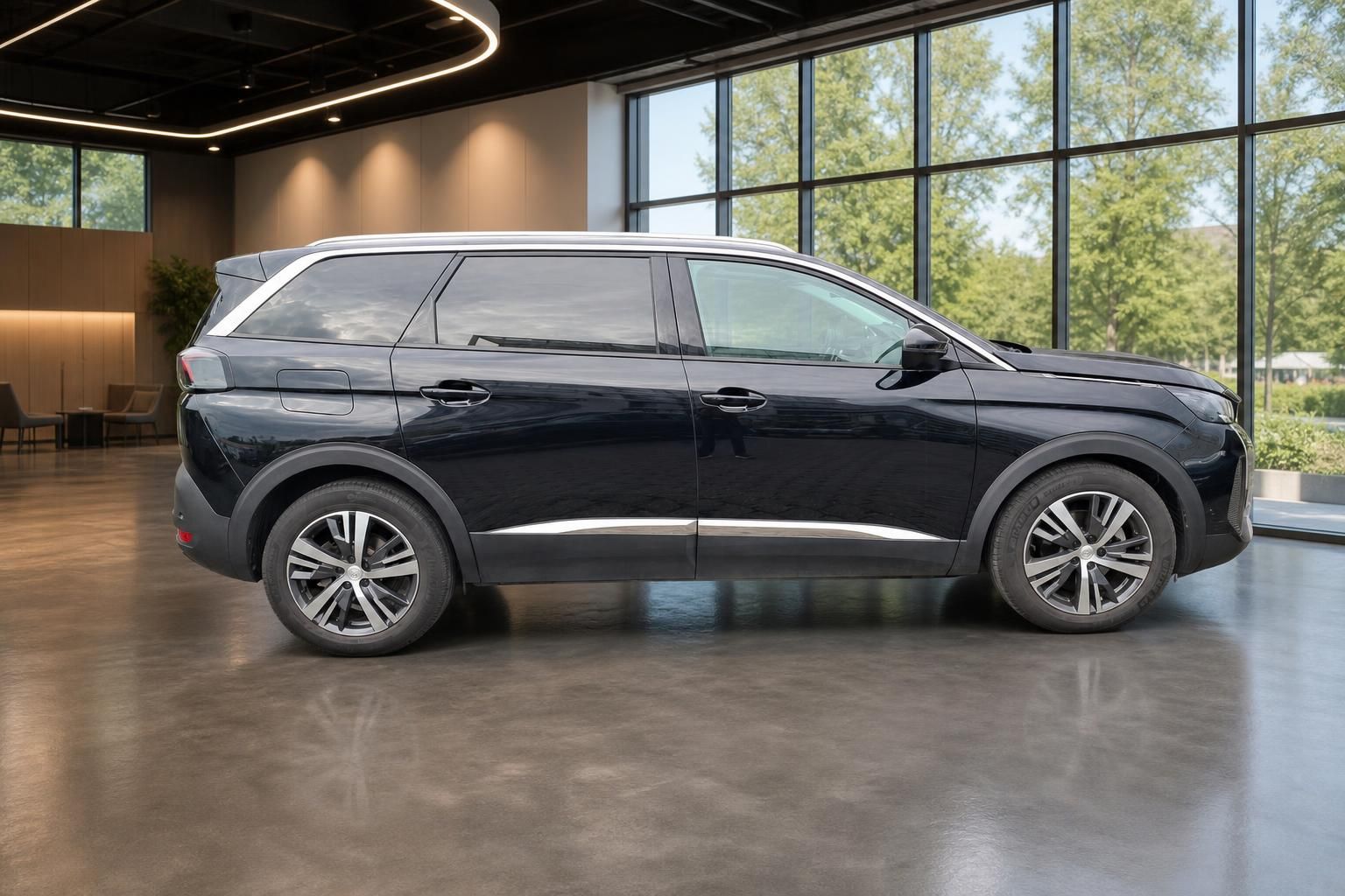 Peugeot 5008 schwarz Seitenansicht SUV im modernen Autohaus