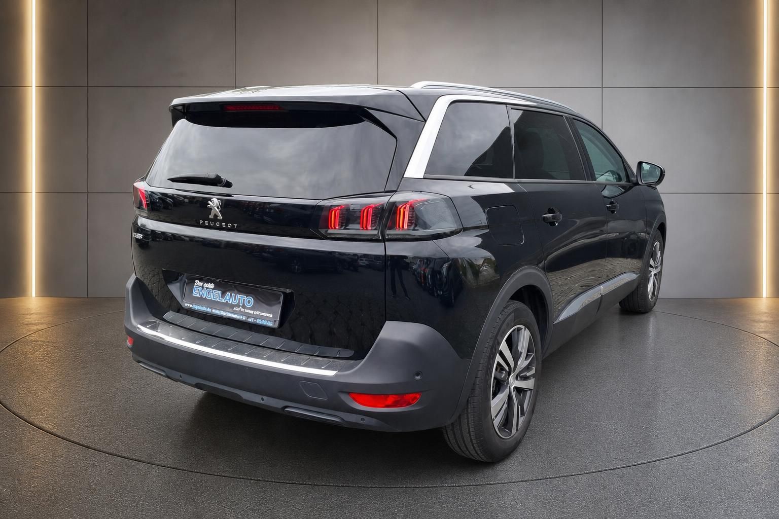 Peugeot 5008 schwarz Heckansicht SUV auf Drehteller im Showroom