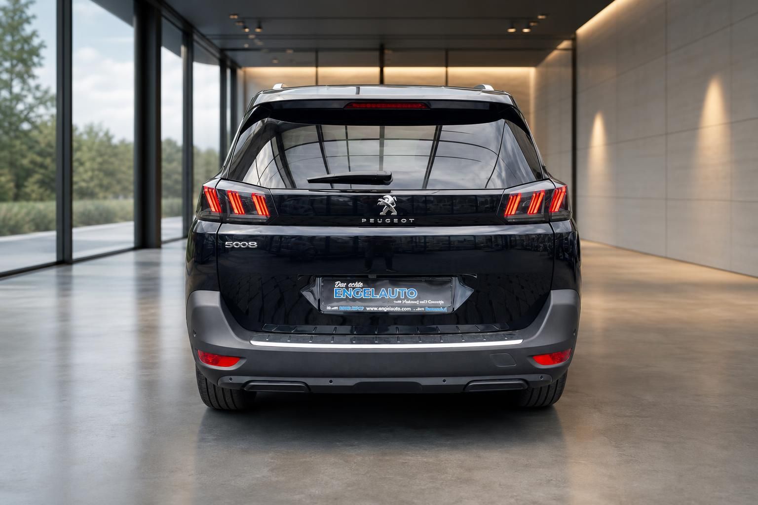 Peugeot 5008 schwarz Heckansicht in moderner Ausstellungshalle