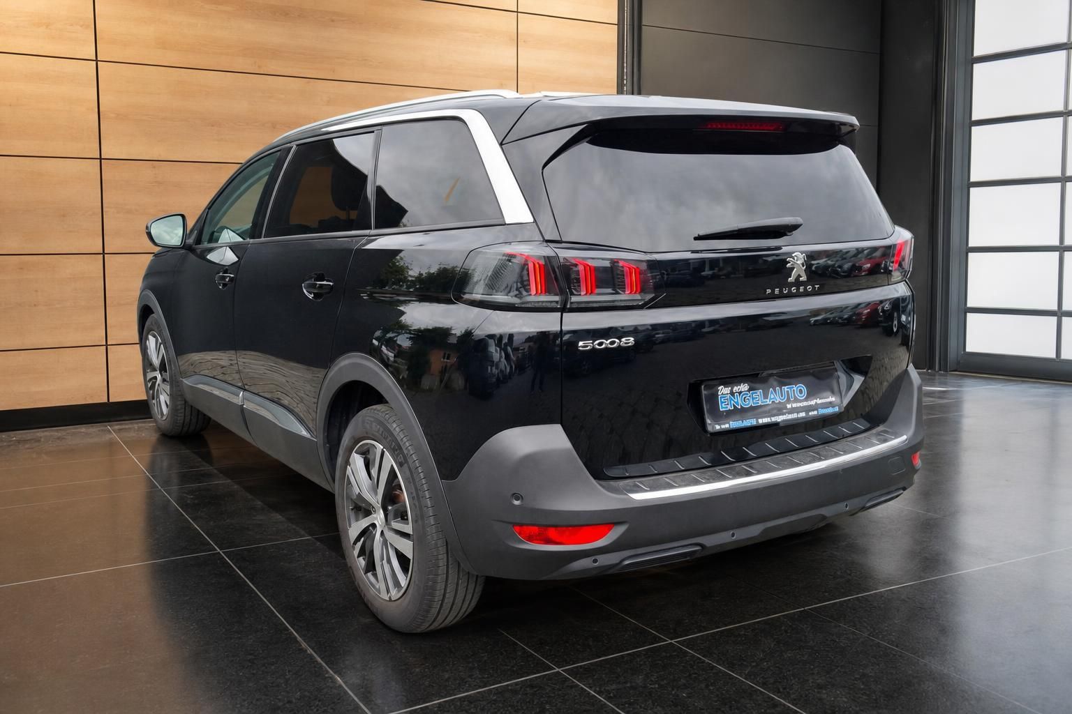 Peugeot 5008 schwarz Heck-Seitenansicht im Autohaus