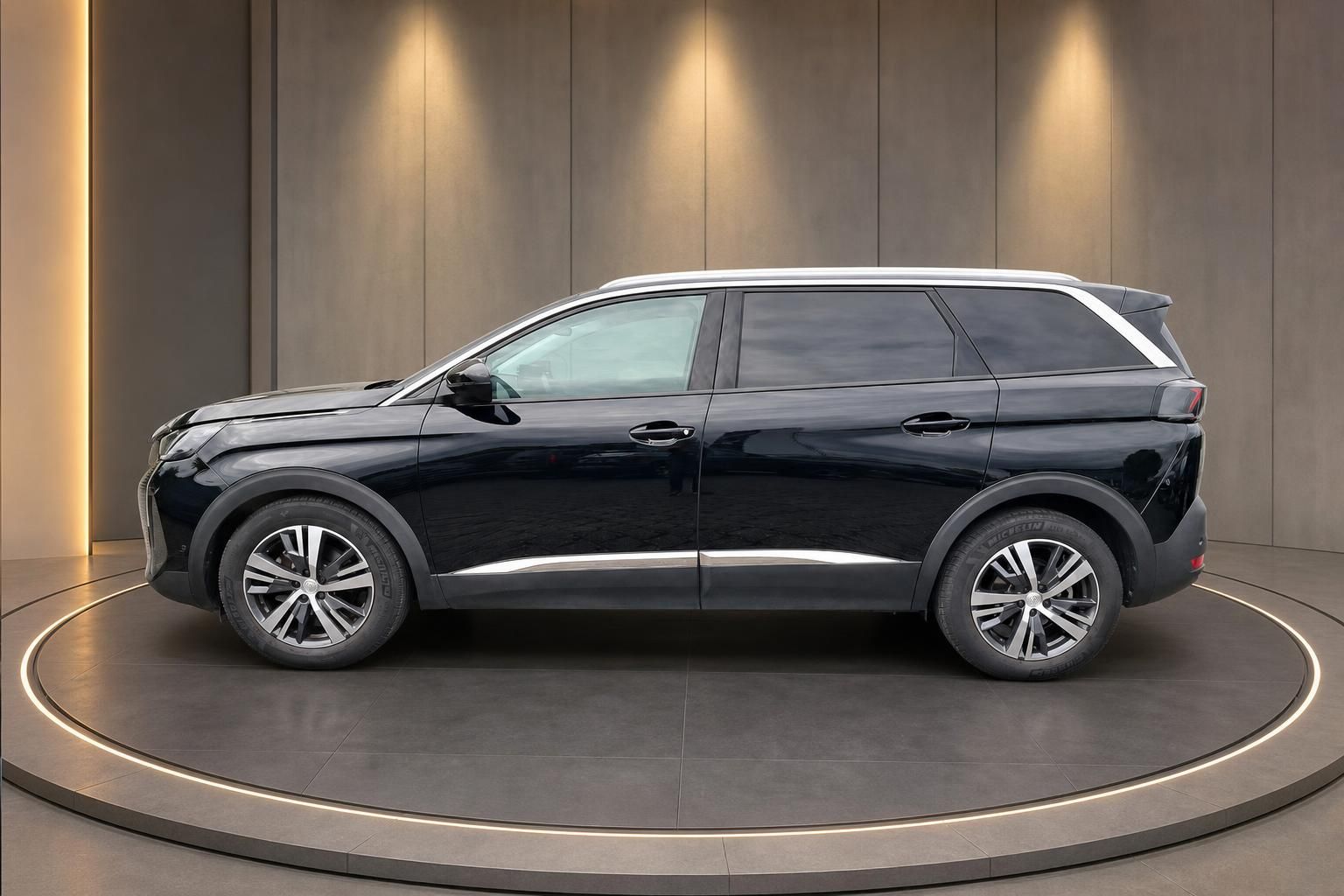 Peugeot 5008 schwarz Seitenansicht auf Drehbuehne im Showroom