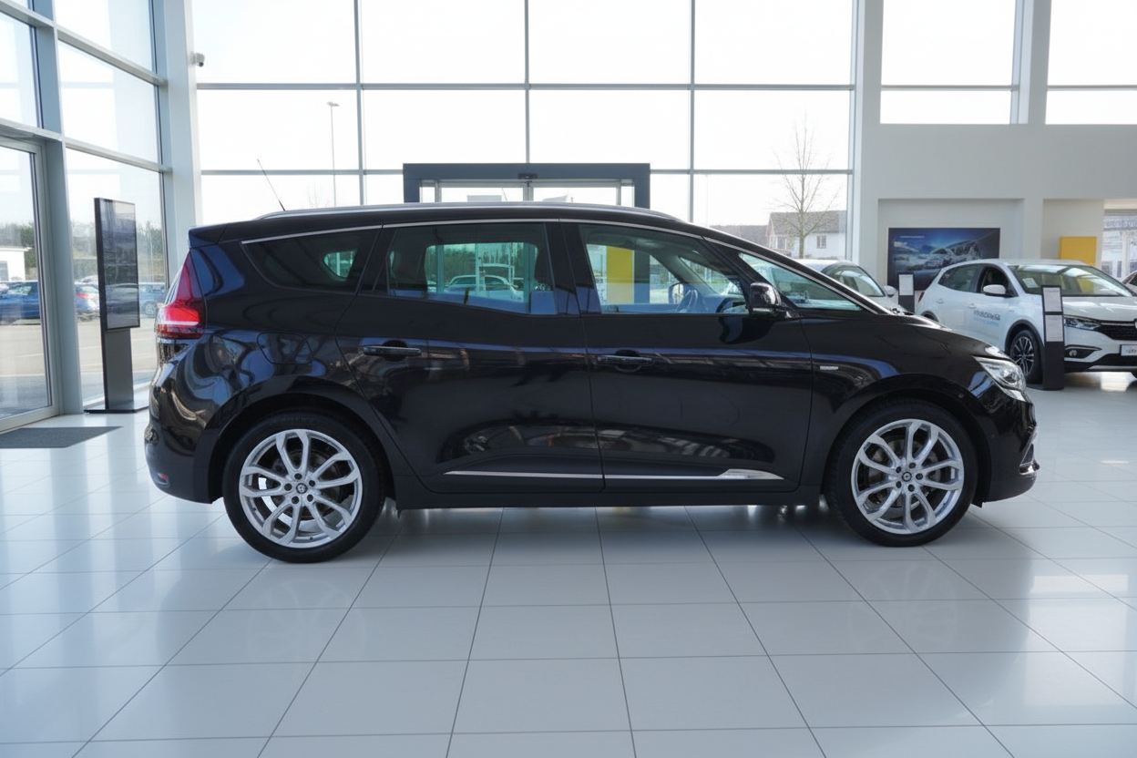 Schwarzer Renault Grand Scenic Seitenansicht im Autohaus Showroom