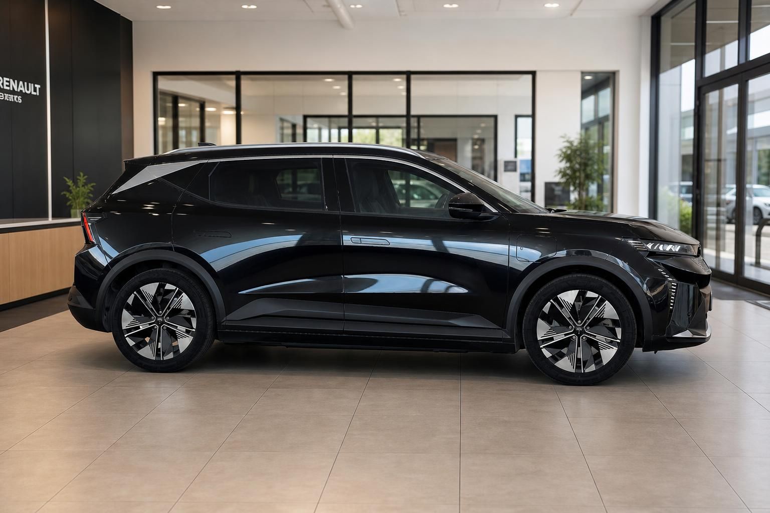 Renault Scenic in Schwarz, Seitenansicht im Showroom mit Glasfront