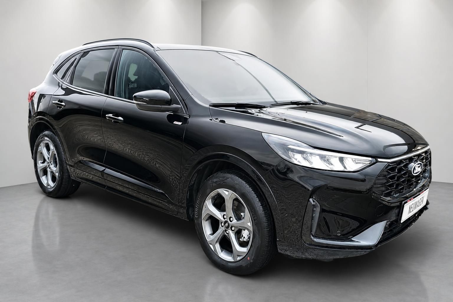 Ford Kuga schwarz Frontansicht schraeg Neuwagen