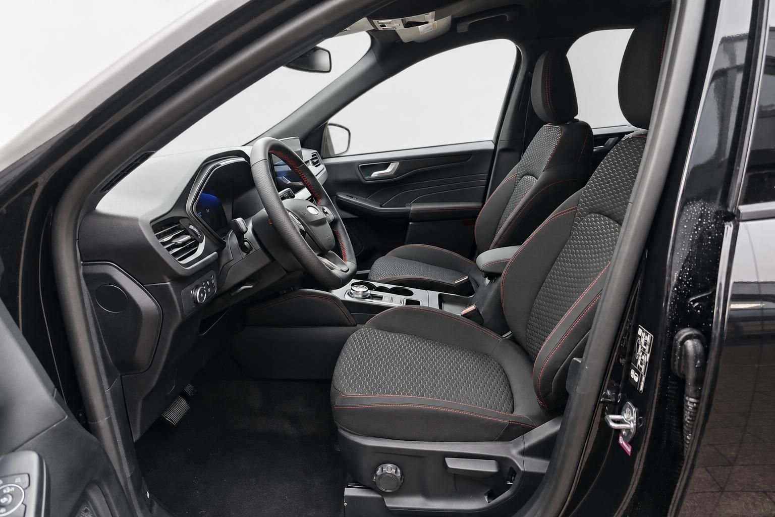 Ford Innenraum Vordersitze mit Ledersitzen und Cockpit Ansicht