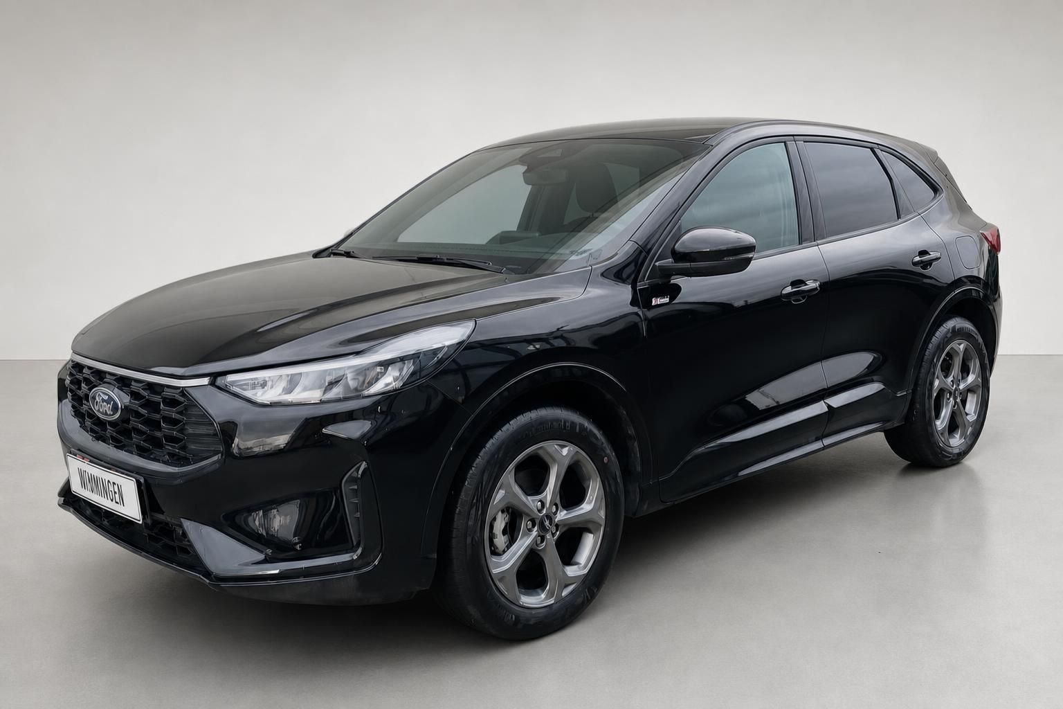 Schwarzer Ford SUV, Seitenansicht schraeg vorne im Fotostudio