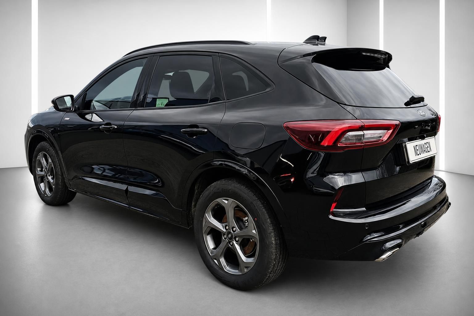 Ford Kuga schwarz Heckansicht schraeg SUV