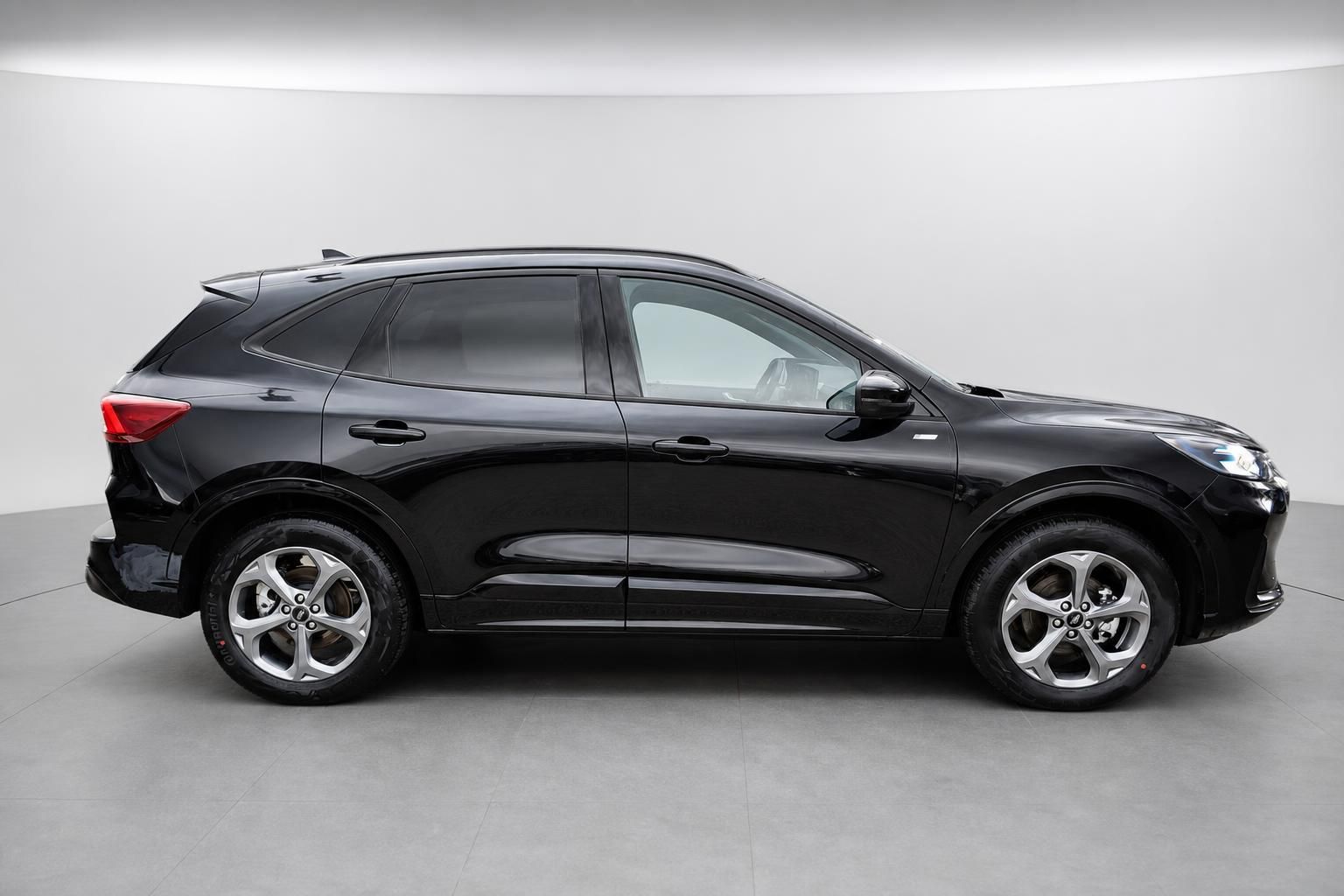 Ford Kuga schwarz Seitenansicht Studio