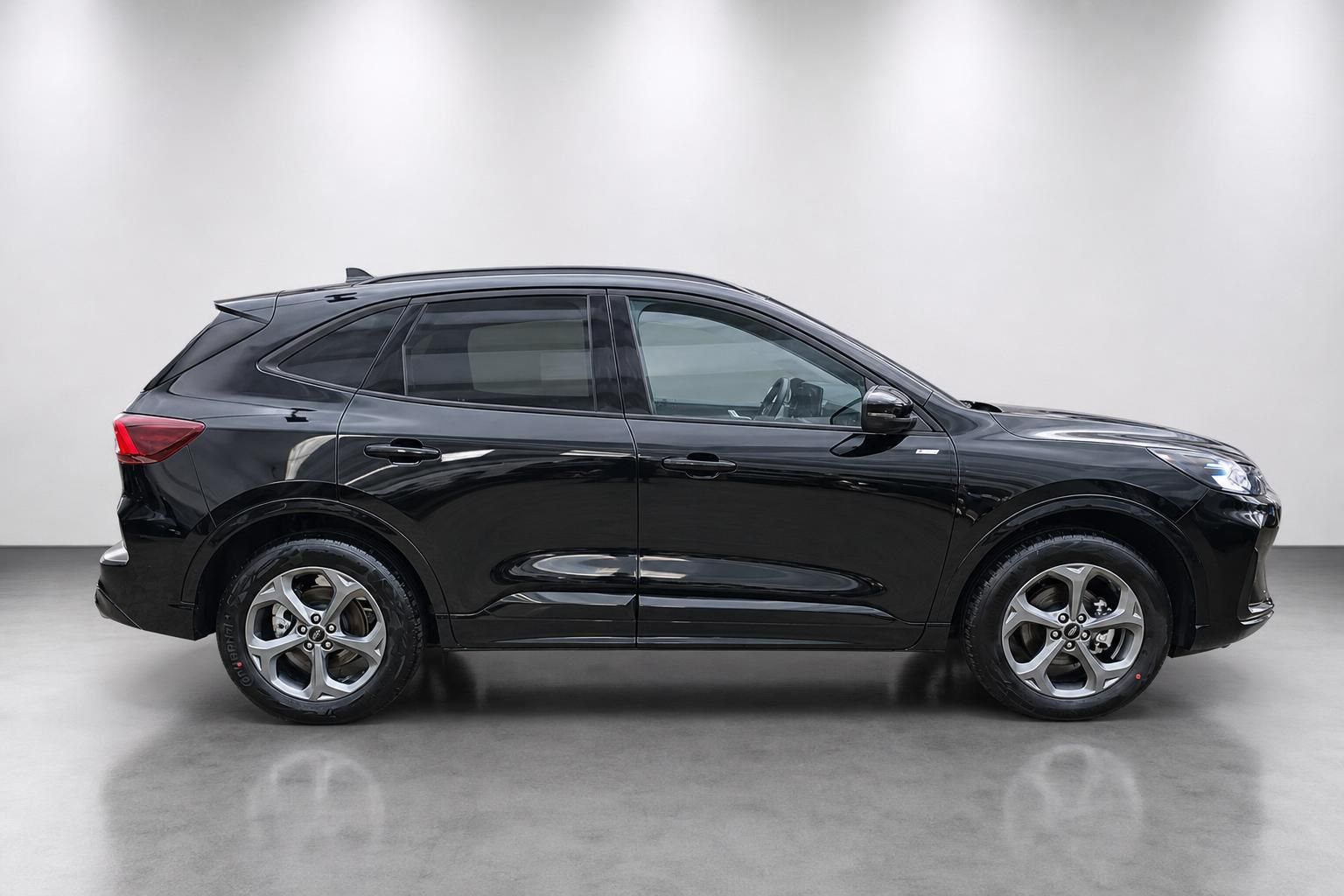Ford Kuga schwarz Seitenansicht im Studio