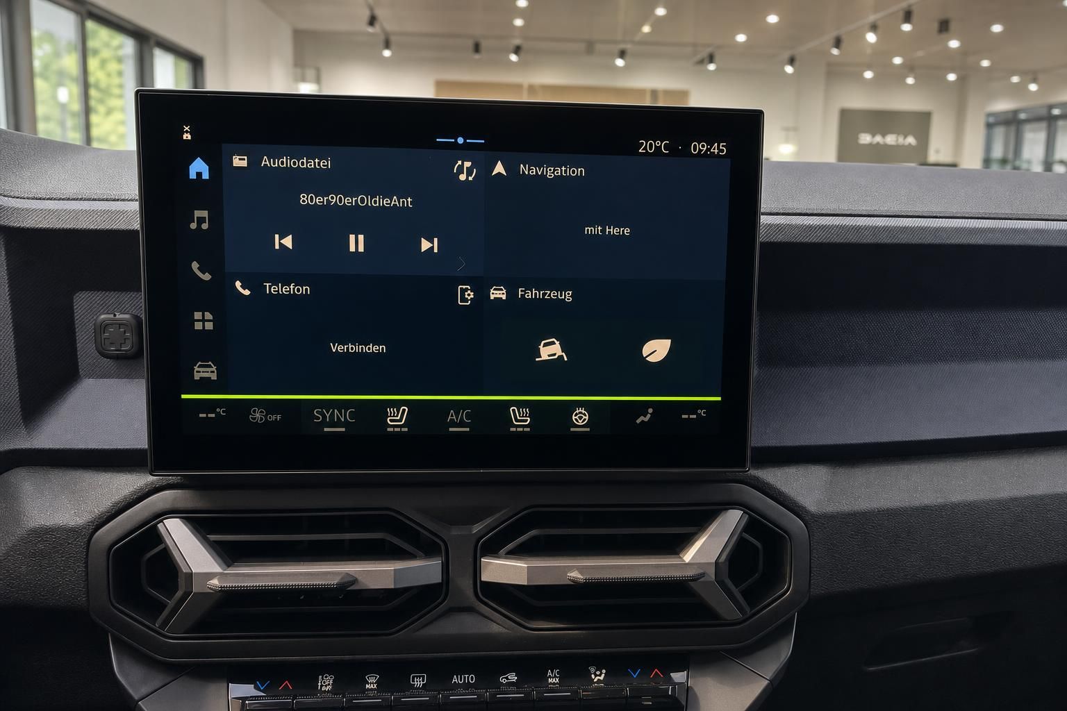 Infotainment-Bildschirm mit Navigation und Klimabedienung im Fahrzeug
