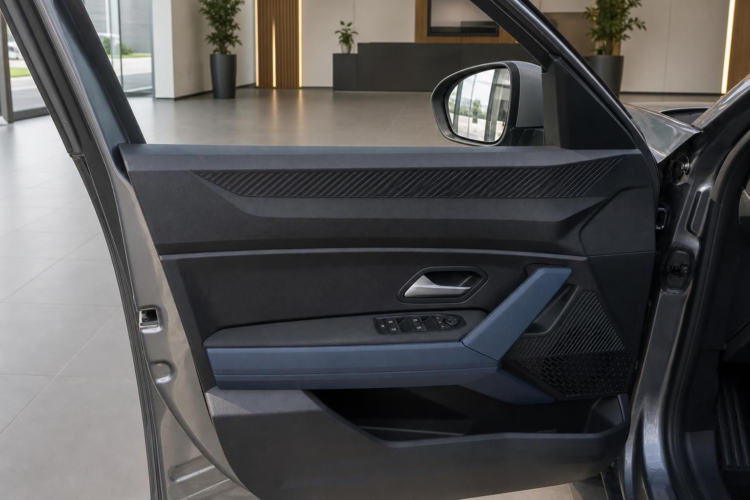 Innenraumansicht Fahrertür mit Türverkleidung im Showroom