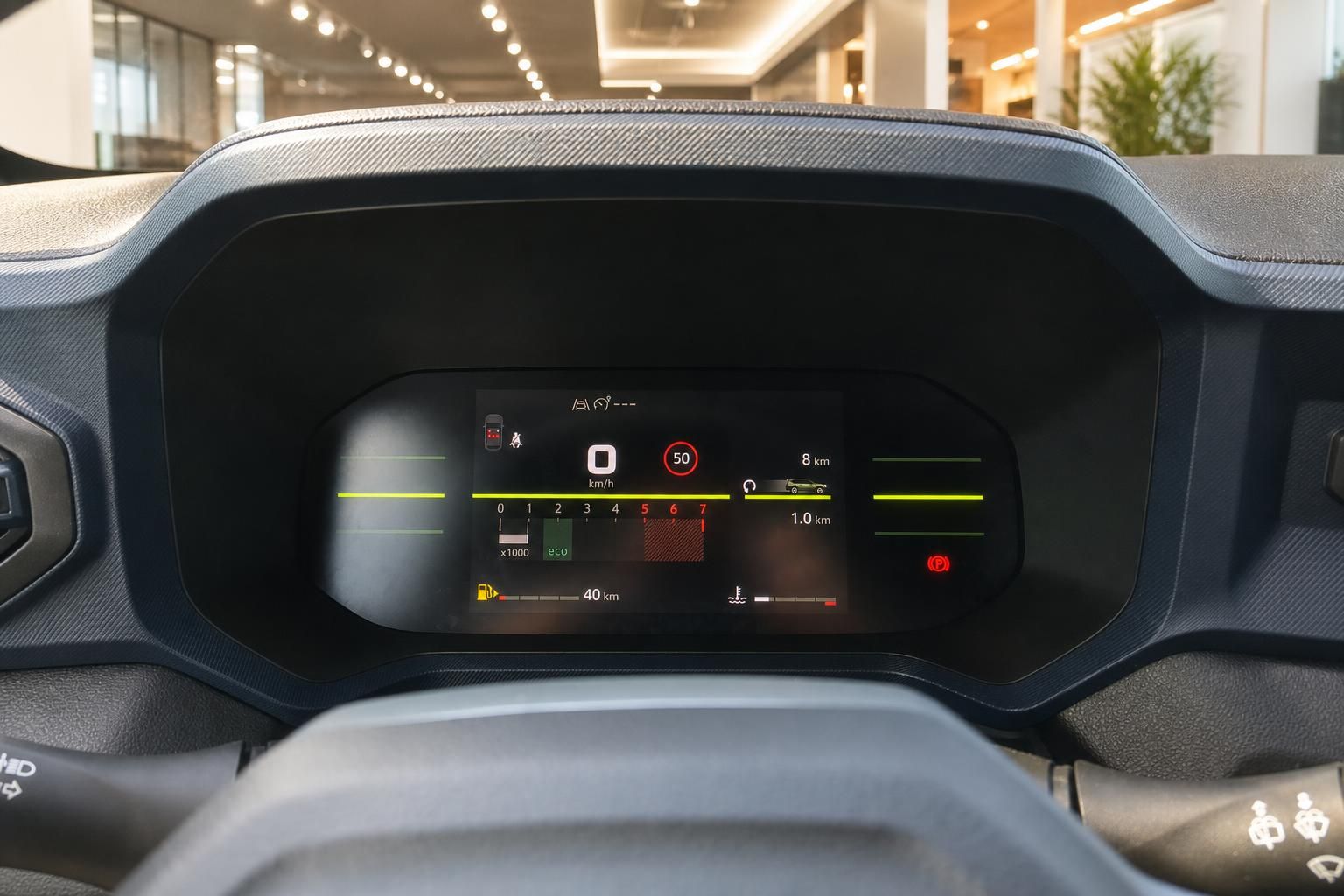 Digitales Kombiinstrument mit Tempoanzeige und Fahrdaten im Fahrzeug