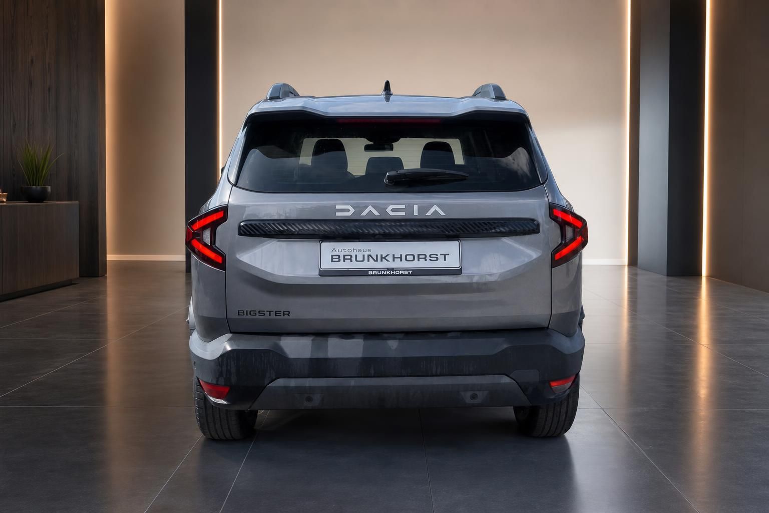 Dacia Bigster SUV in Grau, Heckansicht im Autohaus Brunkhorst
