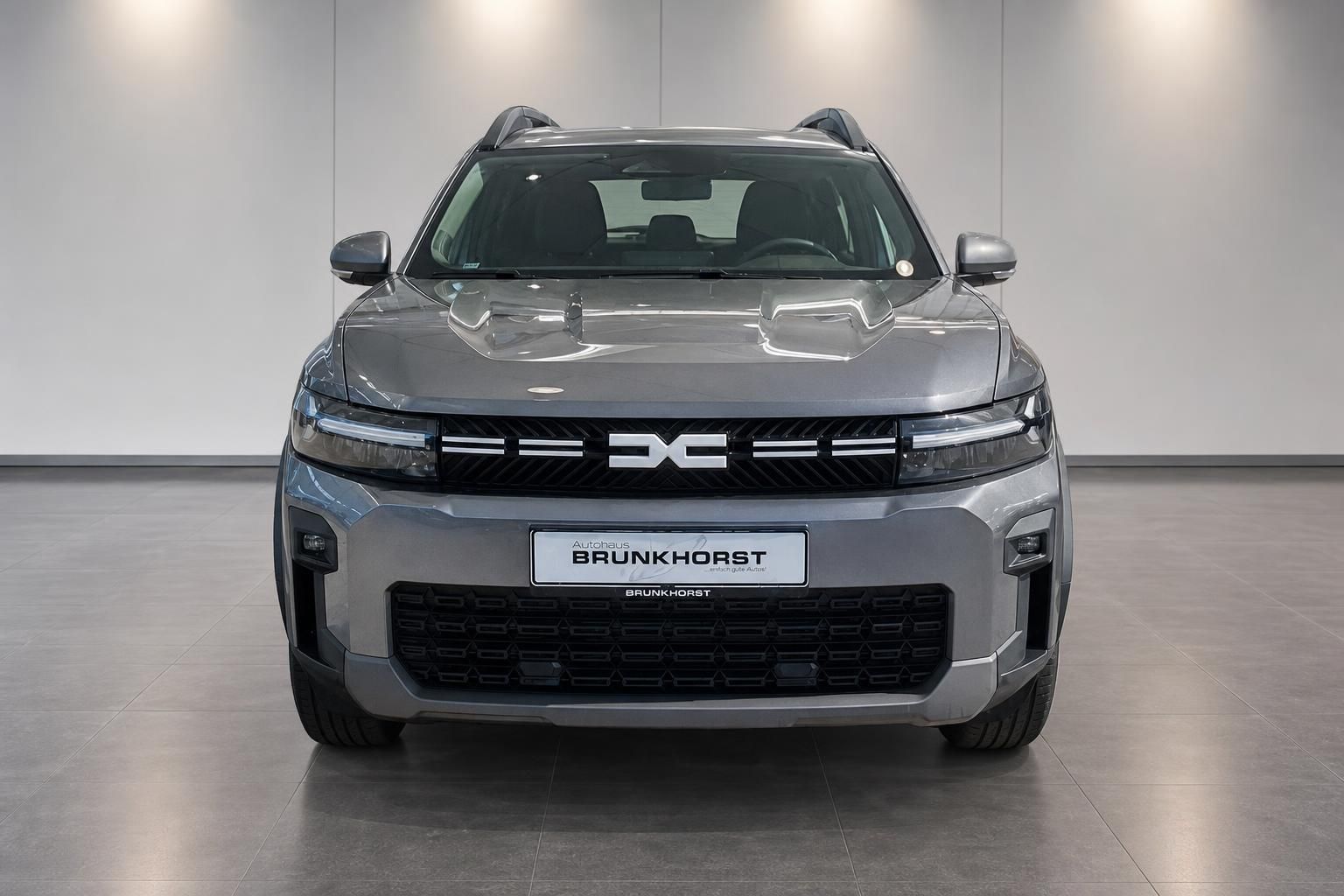 Dacia Bigster SUV in Grau, Frontansicht im Autohaus Brunkhorst