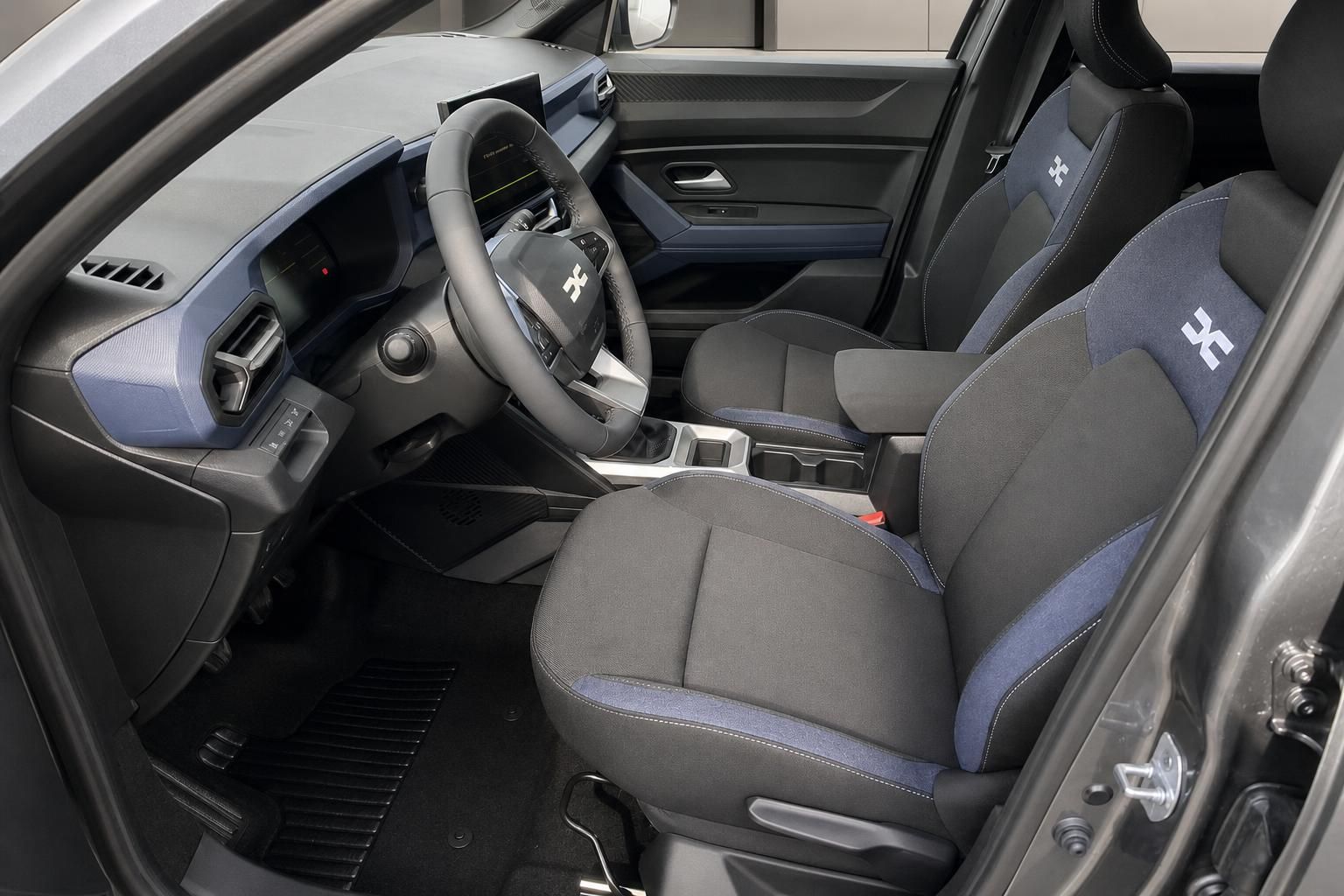 Innenraum Dacia mit Stoffsitzen, Blick auf Fahrersitze und Cockpit
